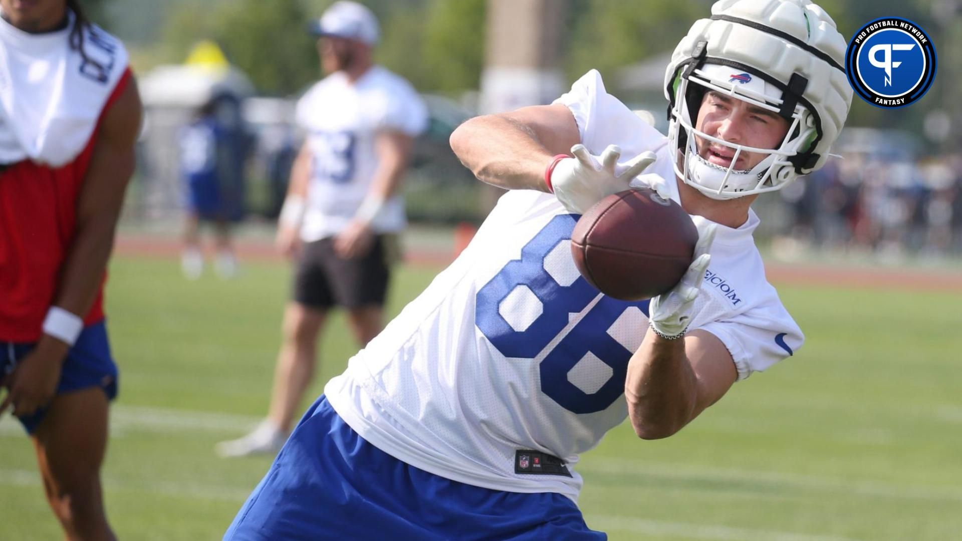 Buffalo Bills TE Dalton Kincaid (86) makes a catch during training camp.