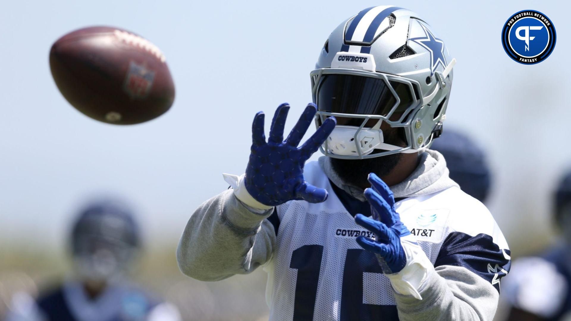 Dallas Cowboys RB Ezekiel Elliott (15) catches a pass during training camp.