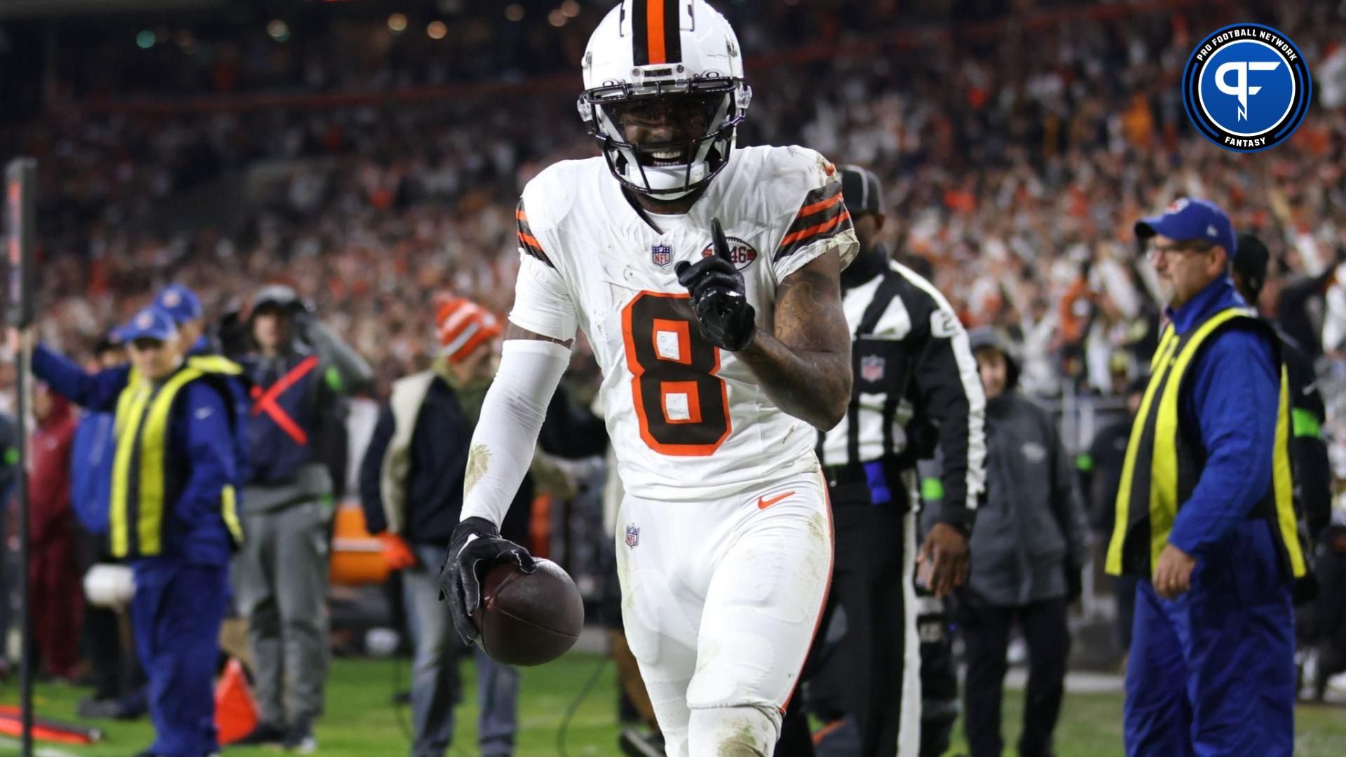 Cleveland Browns WR Elijah Moore (8) scores a touchdown against the New York Jets.