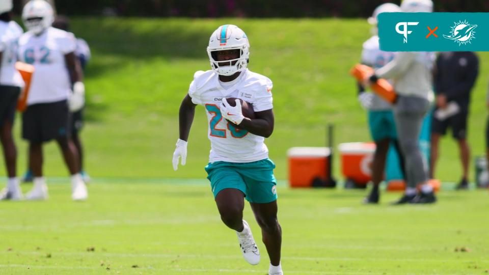 Miami Dolphins running back De'Von Achane (28) runs with the football during mandatory minicamp at Baptist Health Training Complex.