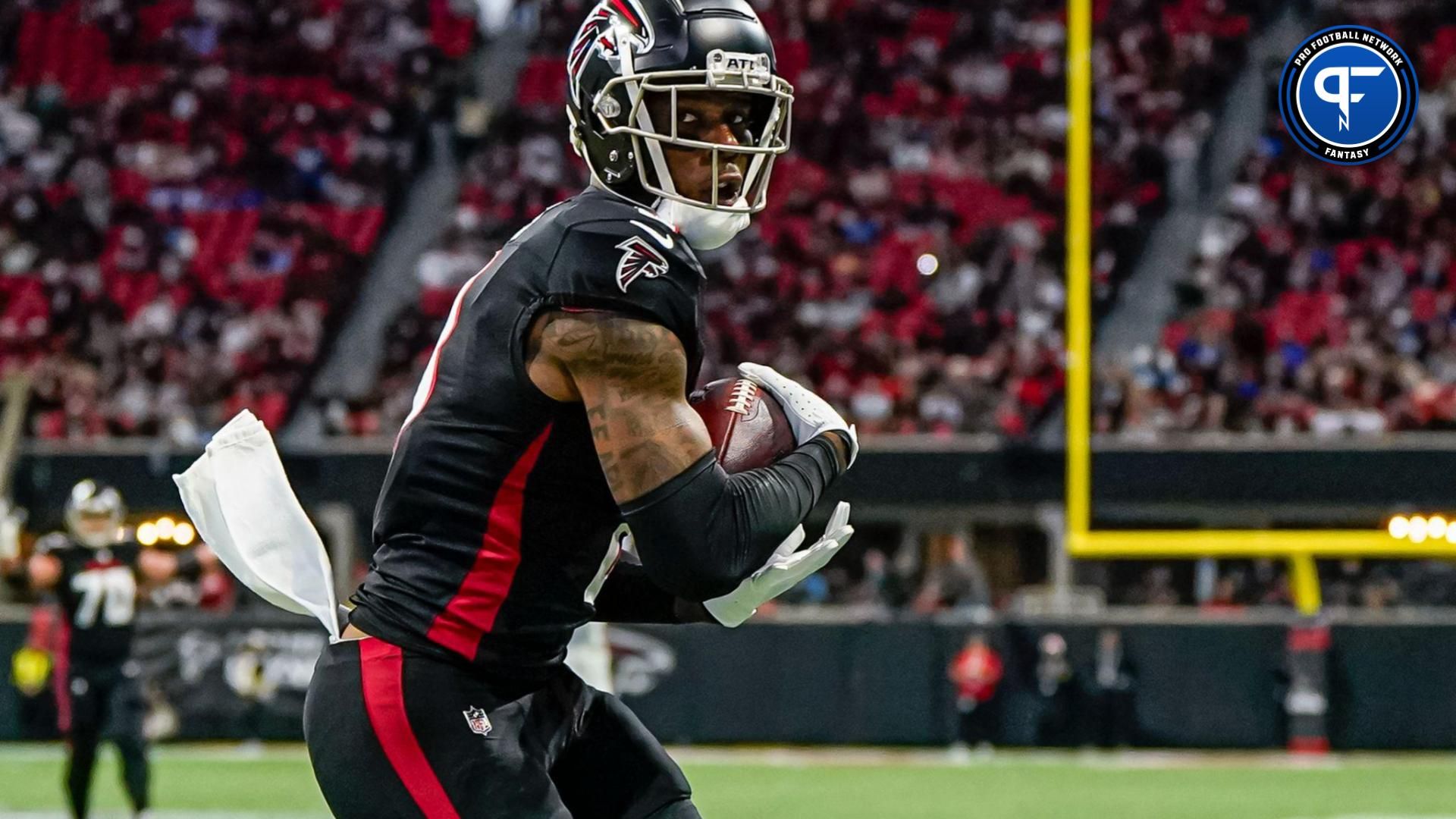 Dec 24, 2023; Atlanta, Georgia, USA; Atlanta Falcons tight end Kyle Pitts (8) catches a touchdown pass against the Indianapolis Colts during the first quarter at Mercedes-Benz Stadium. Mandatory Credit: Dale Zanine-USA TODAY Sports