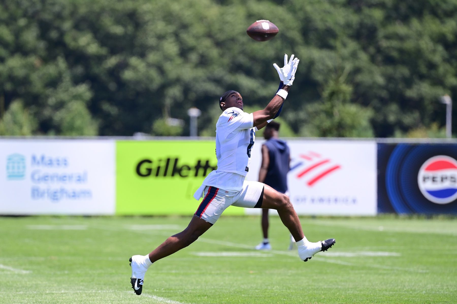 New England Patriots WR Javon Baker (6) reaches for a catch in training camp.