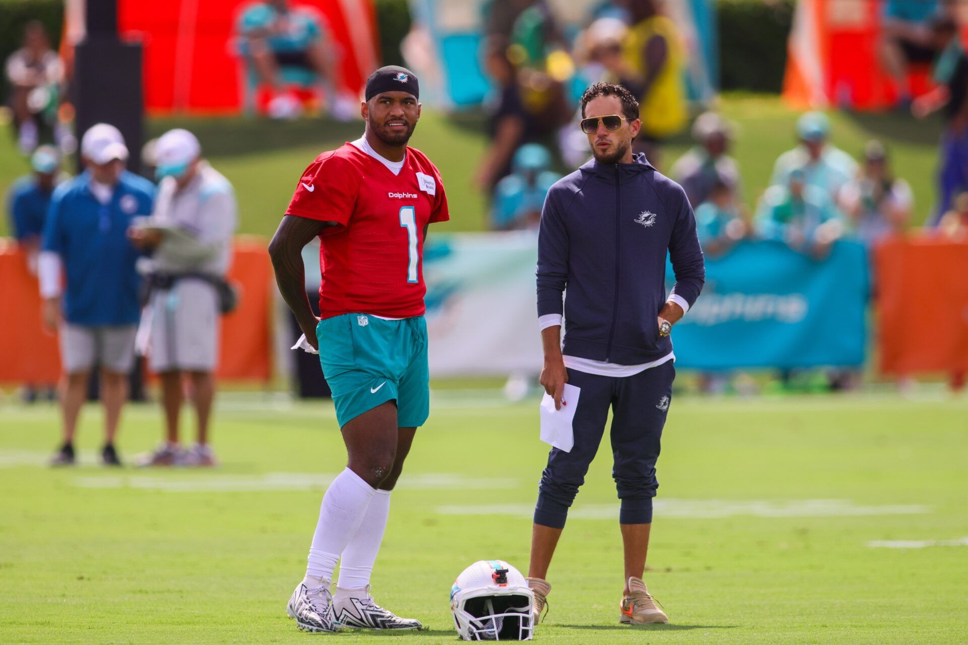 Miami Dolphins HC Mike McDaniel and QB Tua Tagovailoa talk during training camp.