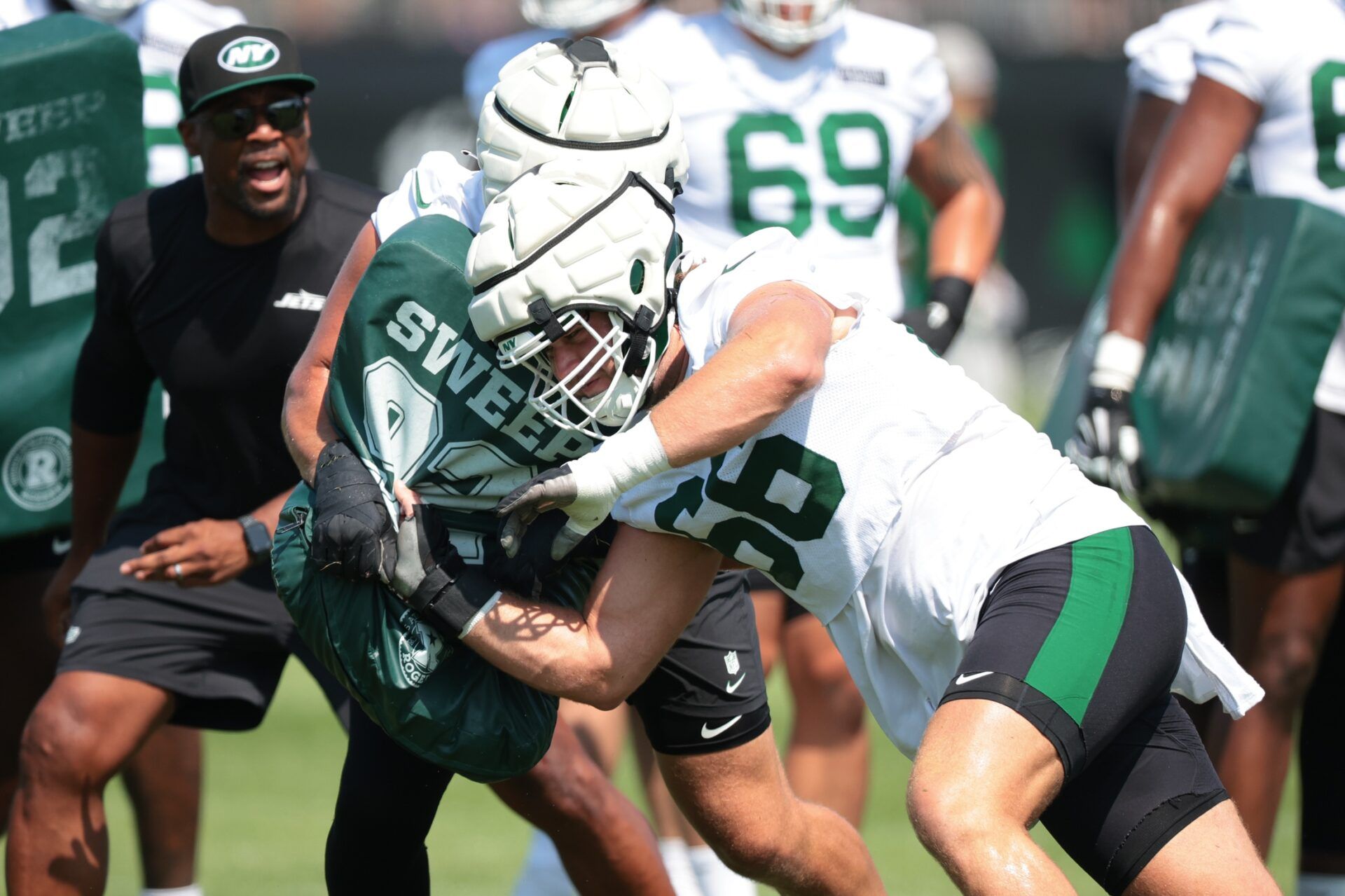 New York Jets center Joe Tippmann (66) participates in drills during training camp at Atlantic Health Jets Training Center. Mandatory Credit: Vincent Carchietta-USA TODAY Sports