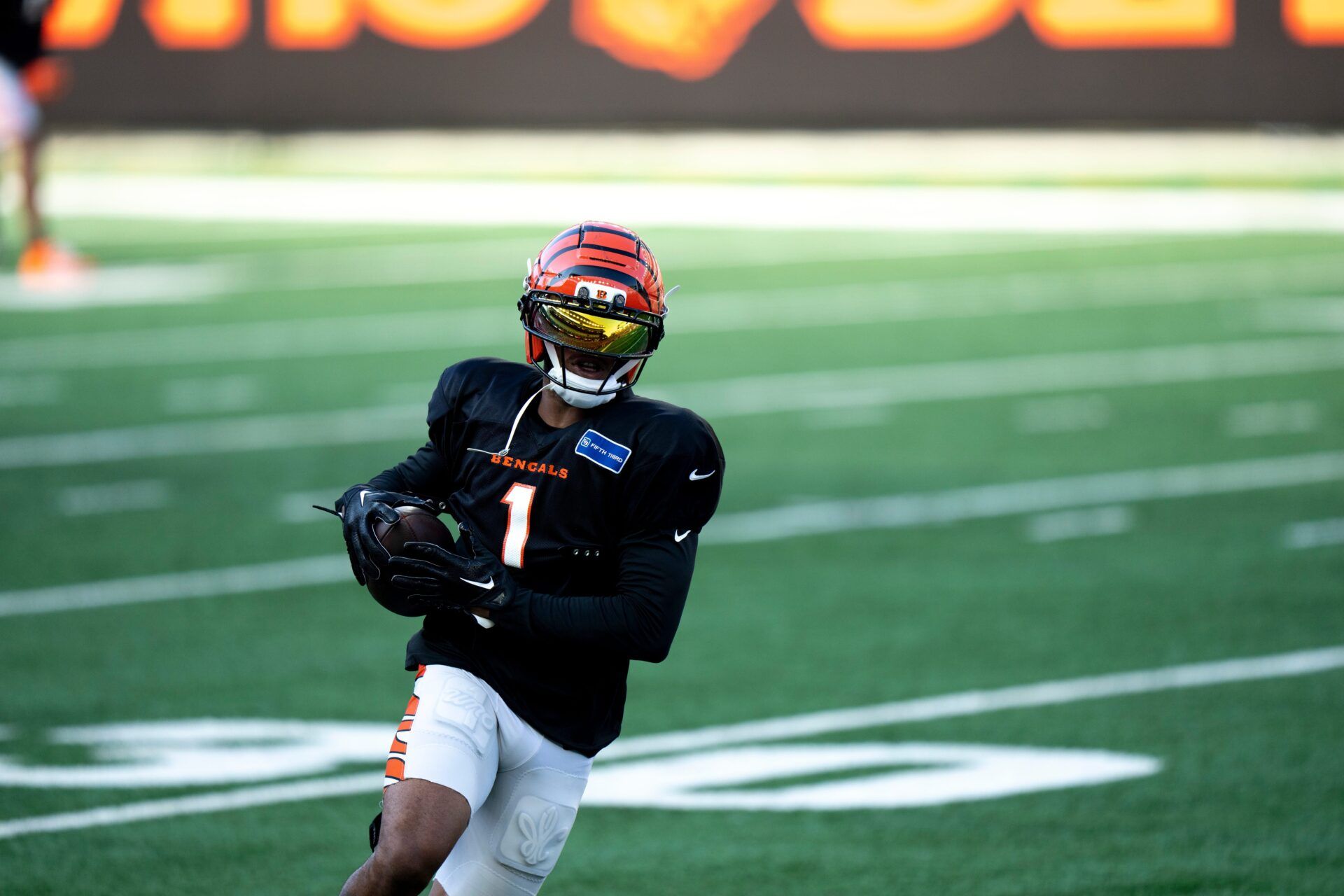 Cincinnati Bengals wide receiver Ja'Marr Chase (1) runs with the ball during Bengals Camp practice at Paycor Stadium in Cincinnati on Aug. 2, 2025.