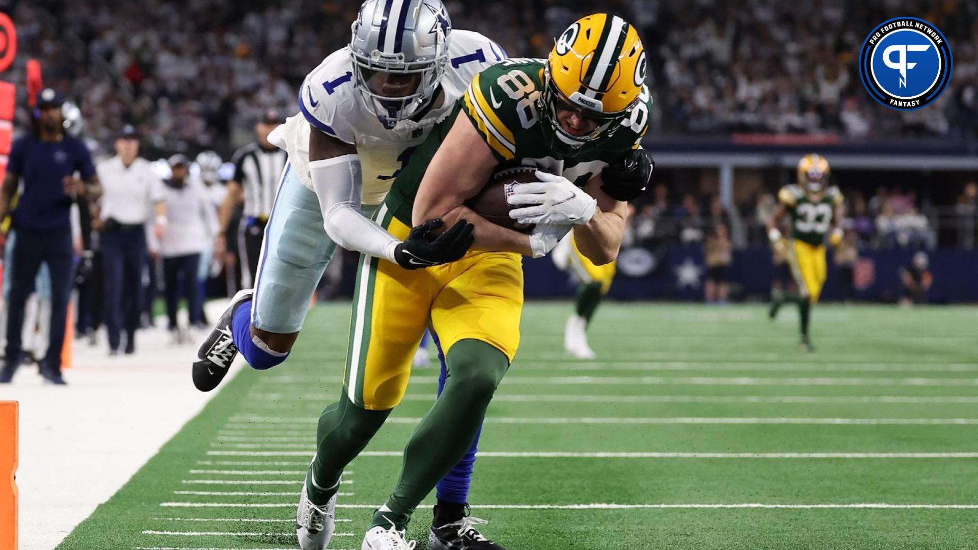 Green Bay Packers tight end Luke Musgrave (88) catches a touchdown catch over Dallas Cowboys safety Jayron Kearse (1) during the second half for the 2024 NFC wild card game at AT&T Stadium.