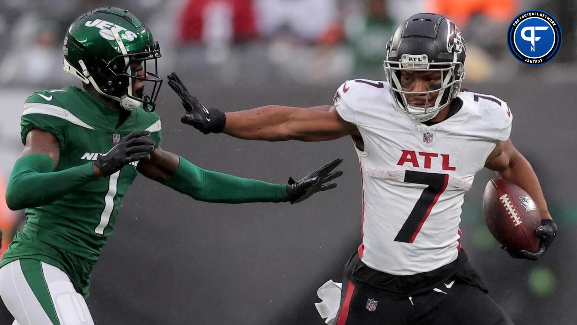 Atlanta Falcons running back Bijan Robinson (7) runs with the ball against New York Jets cornerback Sauce Gardner (1) during the third quarter at MetLife Stadium. Mandatory Credit: Brad Penner-USA TODAY Sports