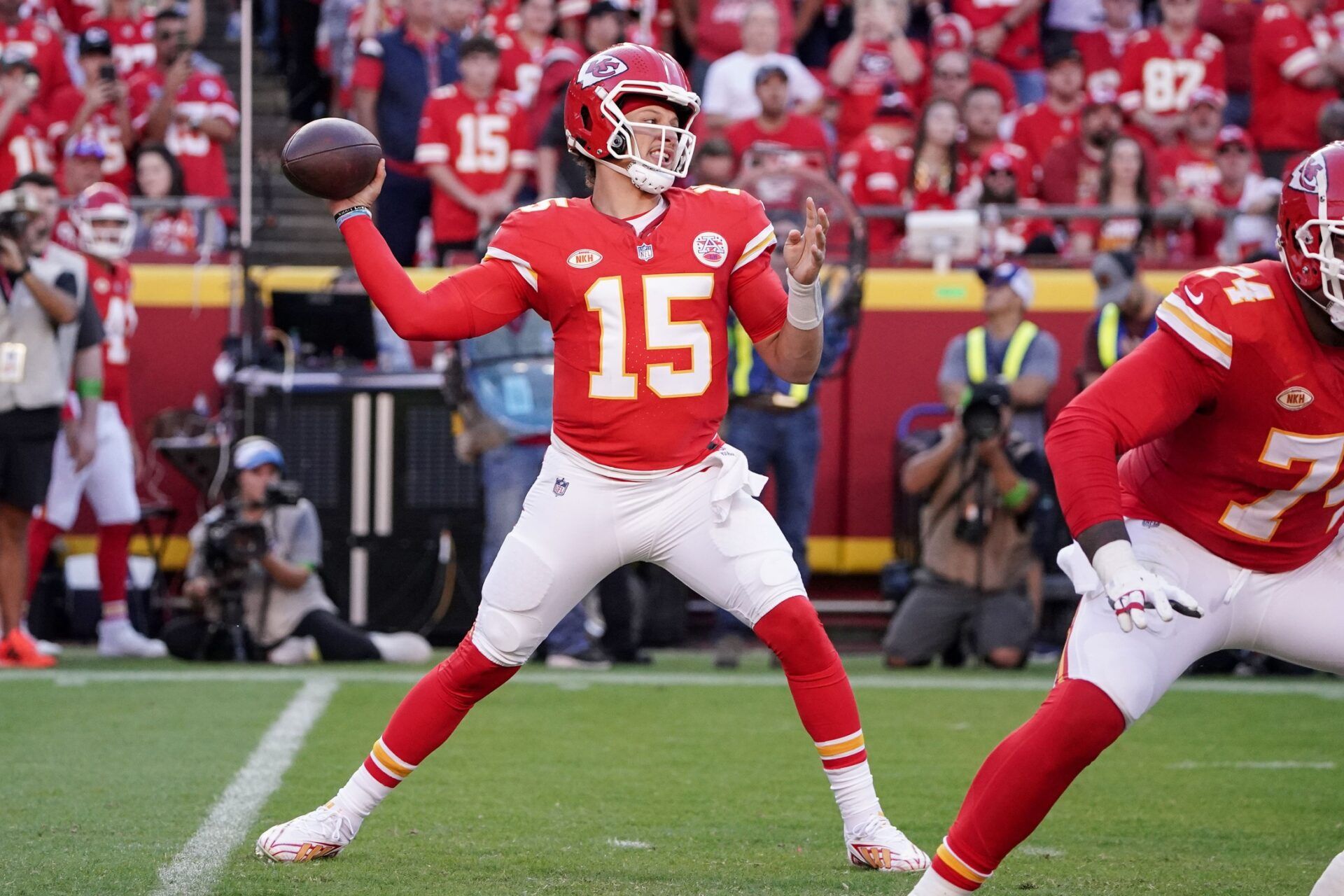 https://statico.profootballnetwork.com/wp-content/uploads/2024/08/16111930/is-patrick-mahomes-playing-today-pwk2-2024-1920x1280.jpg