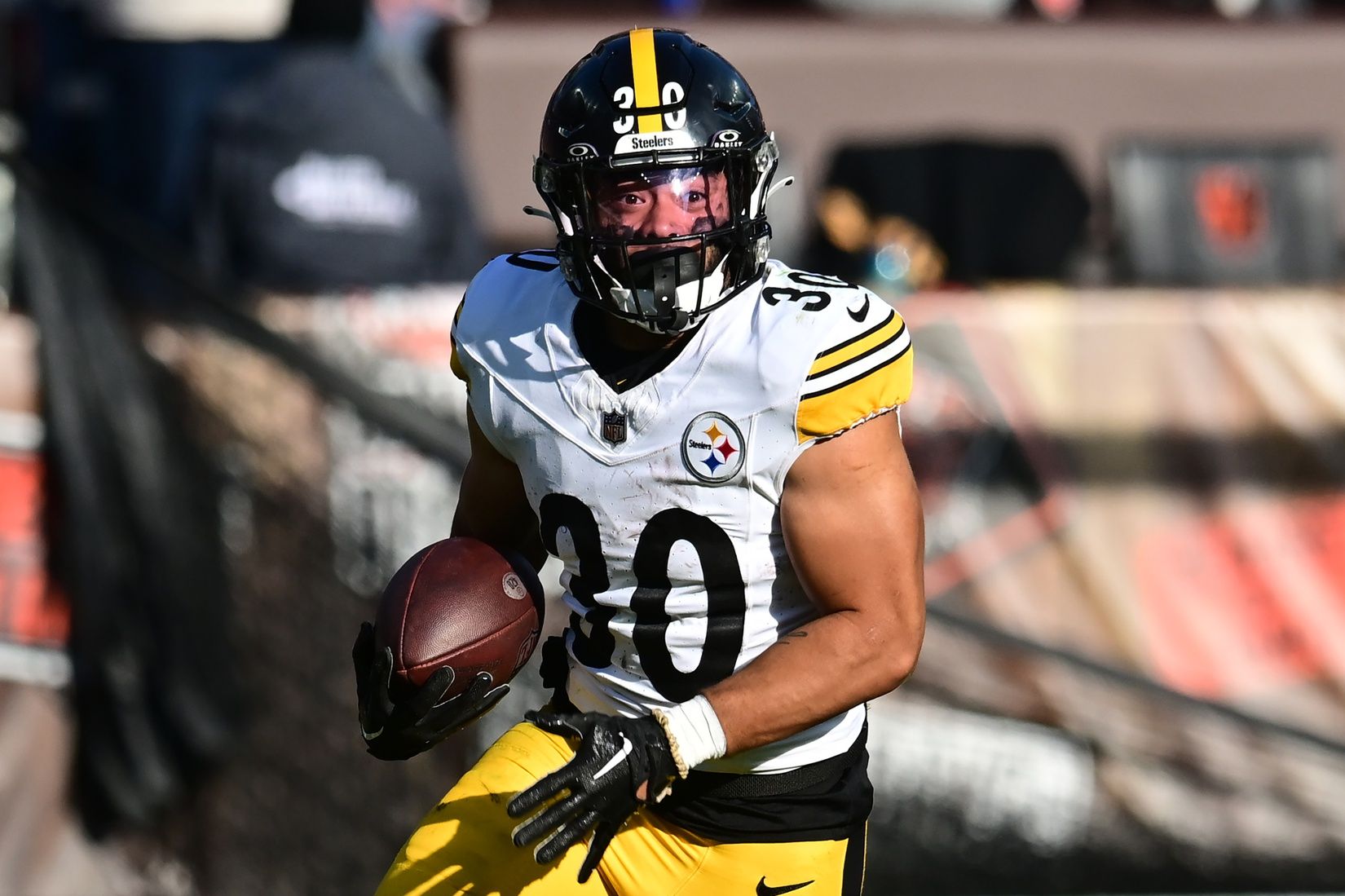 Pittsburgh Steelers running back Jaylen Warren (30) runs with the ball en route to a touchdown during the second half against the Cleveland Browns at Cleveland Browns Stadium. Mandatory Credit: Ken Blaze-USA TODAY Sports