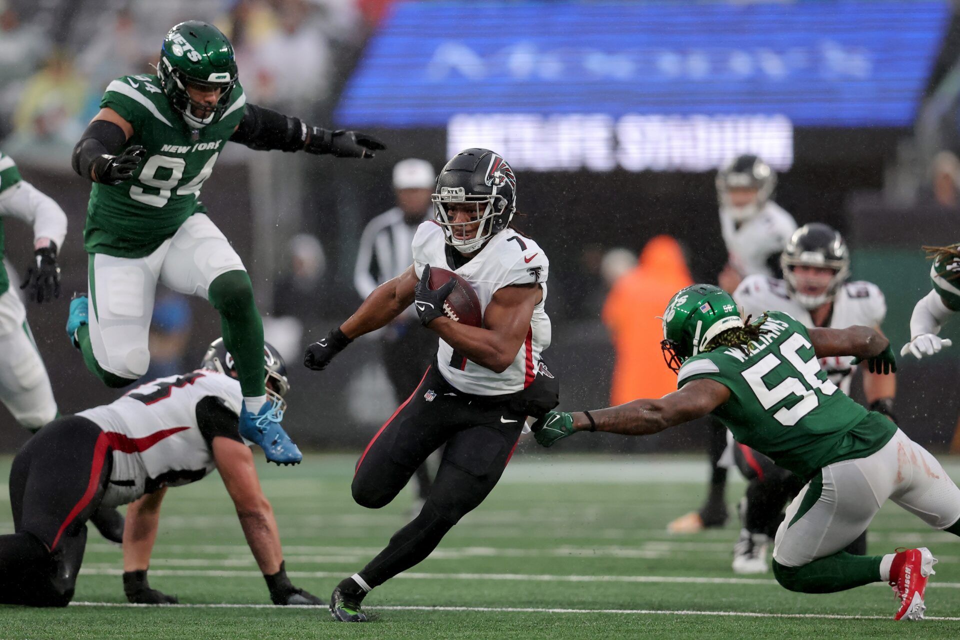 Atlanta Falcons running back Bijan Robinson (7) runs with the ball against New York Jets defensive end Solomon Thomas (94) and linebacker Quincy Williams (56) during the third quarter at MetLife Stadium. Where does he stand among the NFC South best bets?