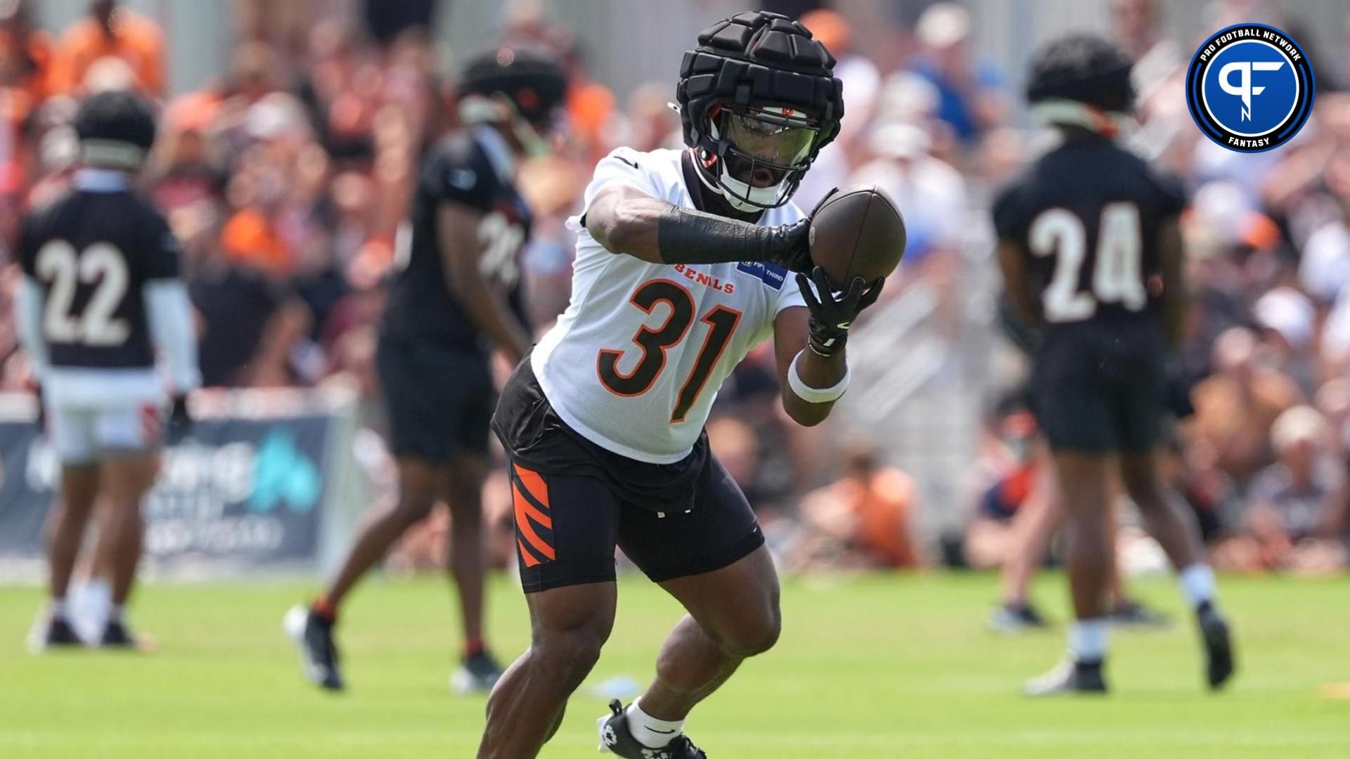 Nick Chubb and Zack Moss are two polarizing running backs. Which one should you take in your 2024 fantasy football draft?