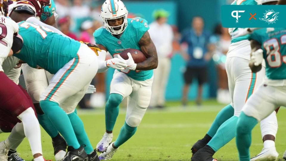 Miami Dolphins RB Raheem Mostert (31) rushes the ball against the Washington Commanders.