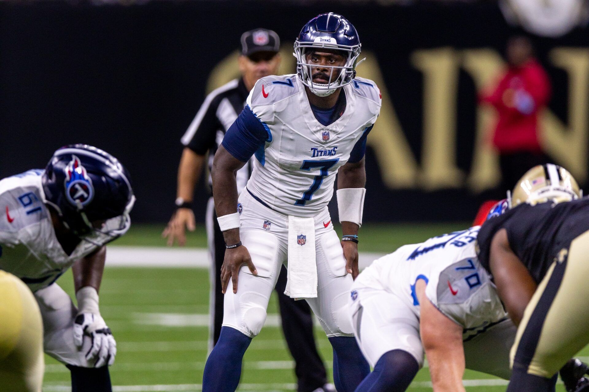 Tennessee Titans quarterback Malik Willis (7) looks over the New Orleans Saints defense during the second half at Caesars Superdome. Mandatory Credit: Stephen Lew-USA TODAY Sports