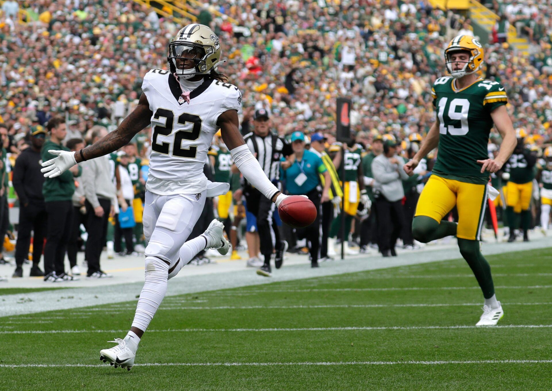 New Orleans Saints wide receiver Rashid Shaheed (22) scores a touchdown on punt against Green Bay Packers punter Daniel Whelan (19) in the second quarter during their football game Sunday, September 24, 2023, at Lambeau Field in Green Bay, Wis.