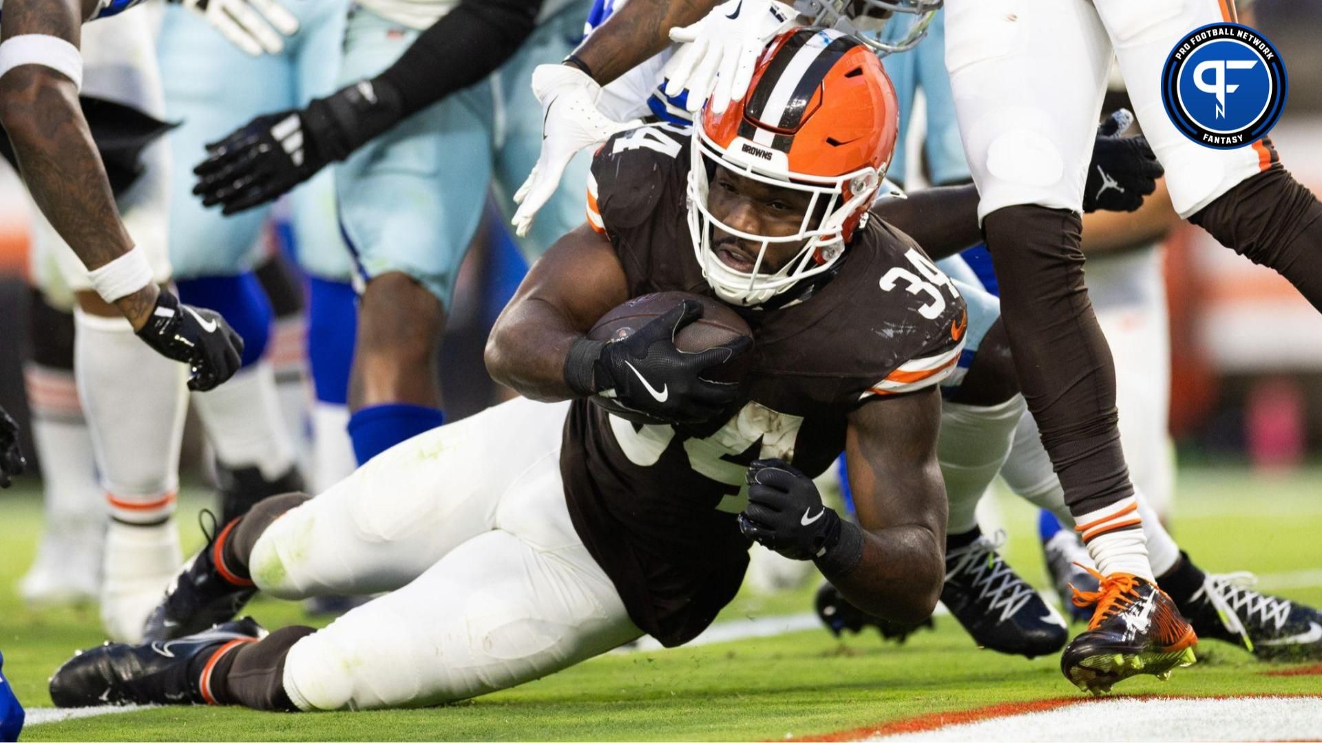 Cleveland Browns running back Jerome Ford (34) falls into the end zone for a touchdown against the Dallas Cowboys during the fourth quarter at Huntington Bank Field. Where does he stand in our RB start/sit article?