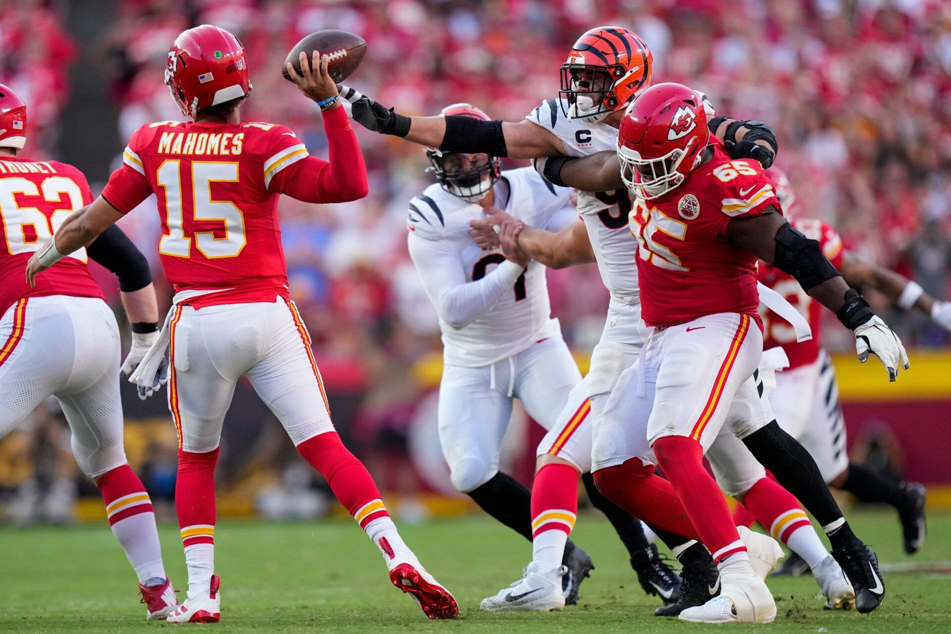 Cincinnati Bengals defensive end Sam Hubbard (94) nearly gets hand on the ball as Kansas City Chiefs quarterback Patrick Mahomes (15) throws in the fourth quarter of the NFL Week 2 game between the Kansas City Chiefs and the Cincinnati Bengals at Arrowhead Stadium in Kansas City on Sunday, Sept. 15, 2024. The Chiefs took a 26-25 win with a go-ahead field goal as time expired.