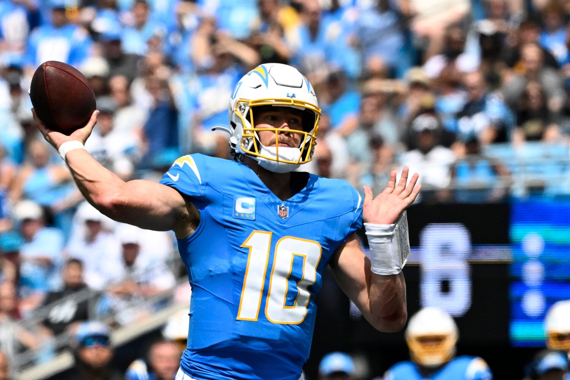 Los Angeles Chargers QB Justin Herbert (10) throws a pass.