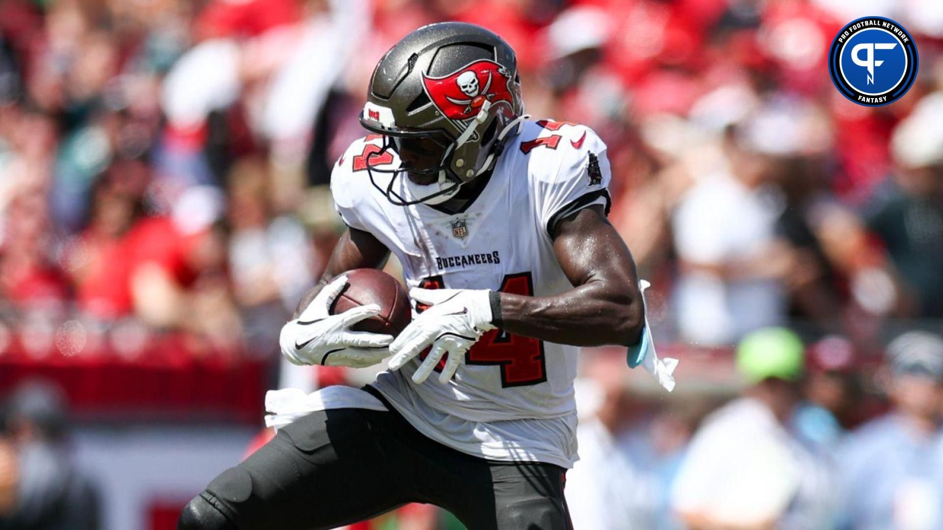 Dolphins WR Tyreek Hill and WR Chris Godwin are both in the top 25 of PFN's WR rankings. Which wide receiver should fantasy managers start in Week 5?