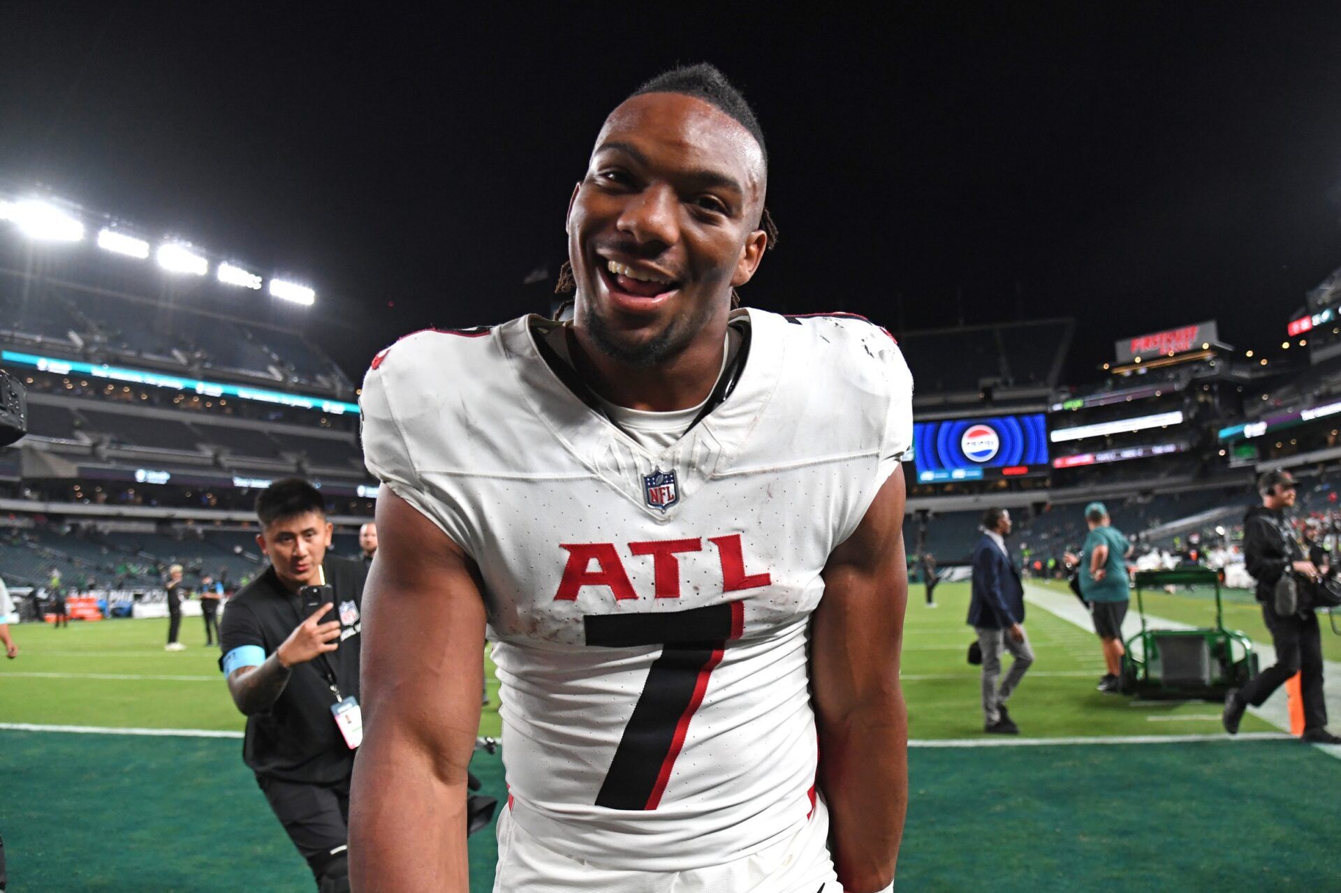 Atlanta Falcons running back Bijan Robinson (7) celebrates win against the Philadelphia Eagles at Lincoln Financial Field.