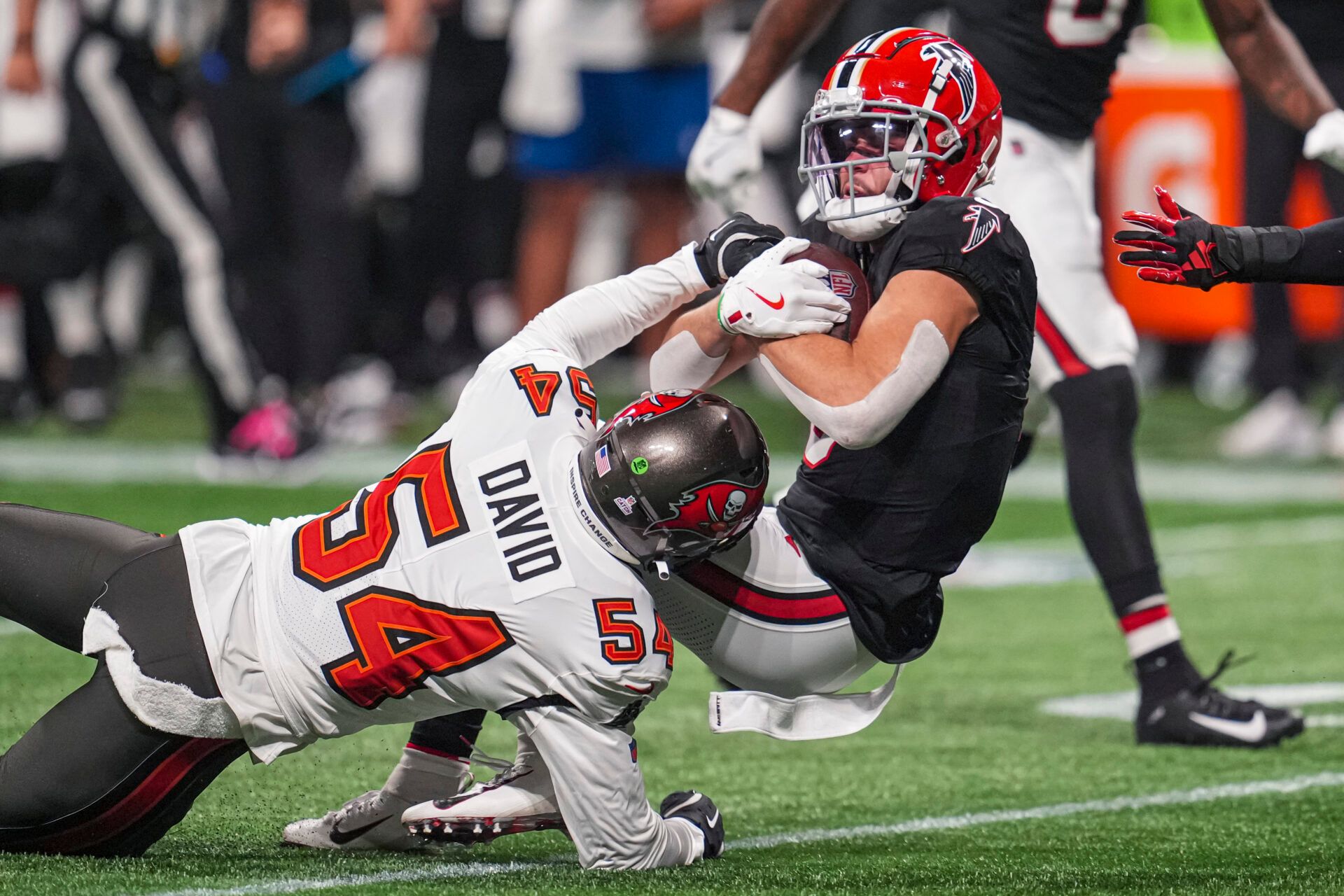 Falcons WR Drake London suffers head injury vs. Buccaneers