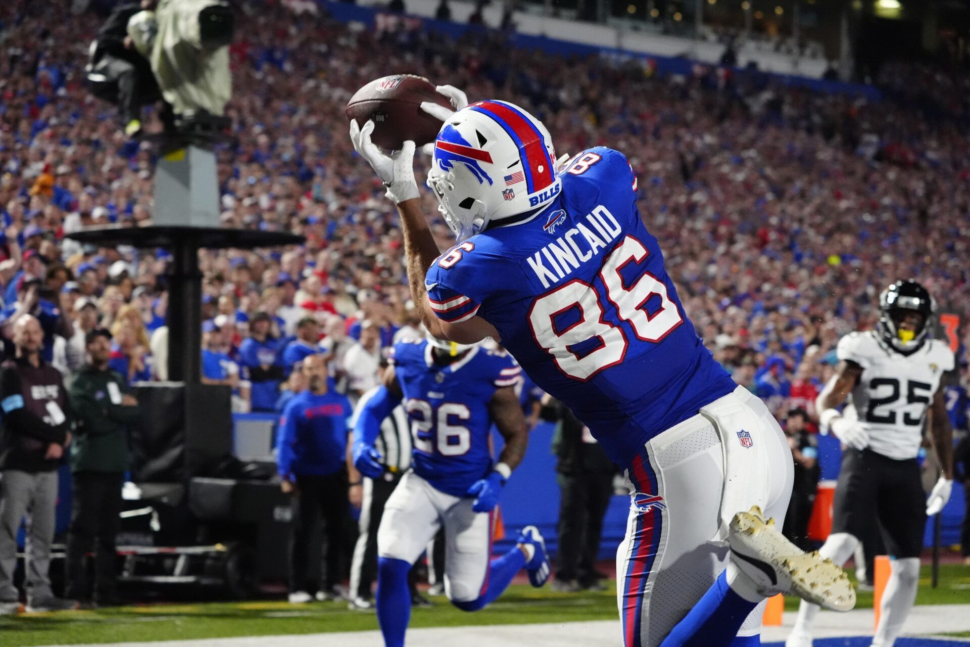 Buffalo Bills tight end Dalton Kincaid (86) makes a touchdown catch against the Jacksonville Jaguars during the first half at Highmark Stadium.