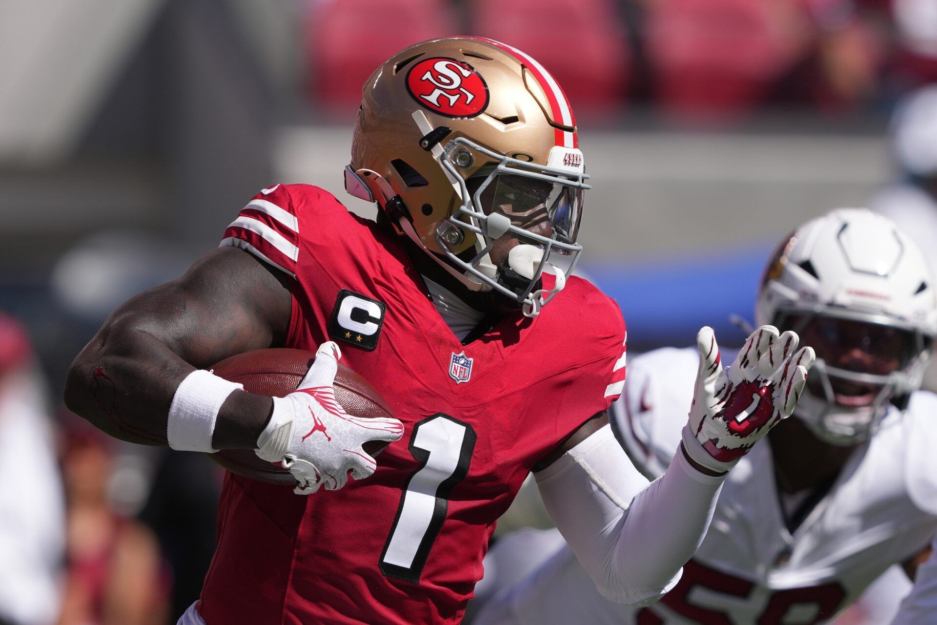 San Francisco 49ers wide receiver Deebo Samuel Sr. (1) carries the ball against the Arizona Cardinals during the first quarter at Levi's Stadium.