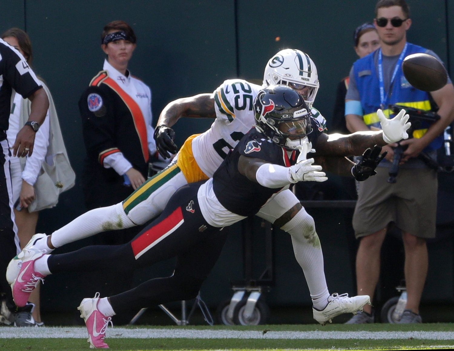 Green Bay Packers cornerback Keisean Nixon (25) breaks up a mpass to Houston Texans wide receiver Stefon Diggs (1) on Sunday, October 20, 2024 at Lambeau Field in Green Bay, Wis.