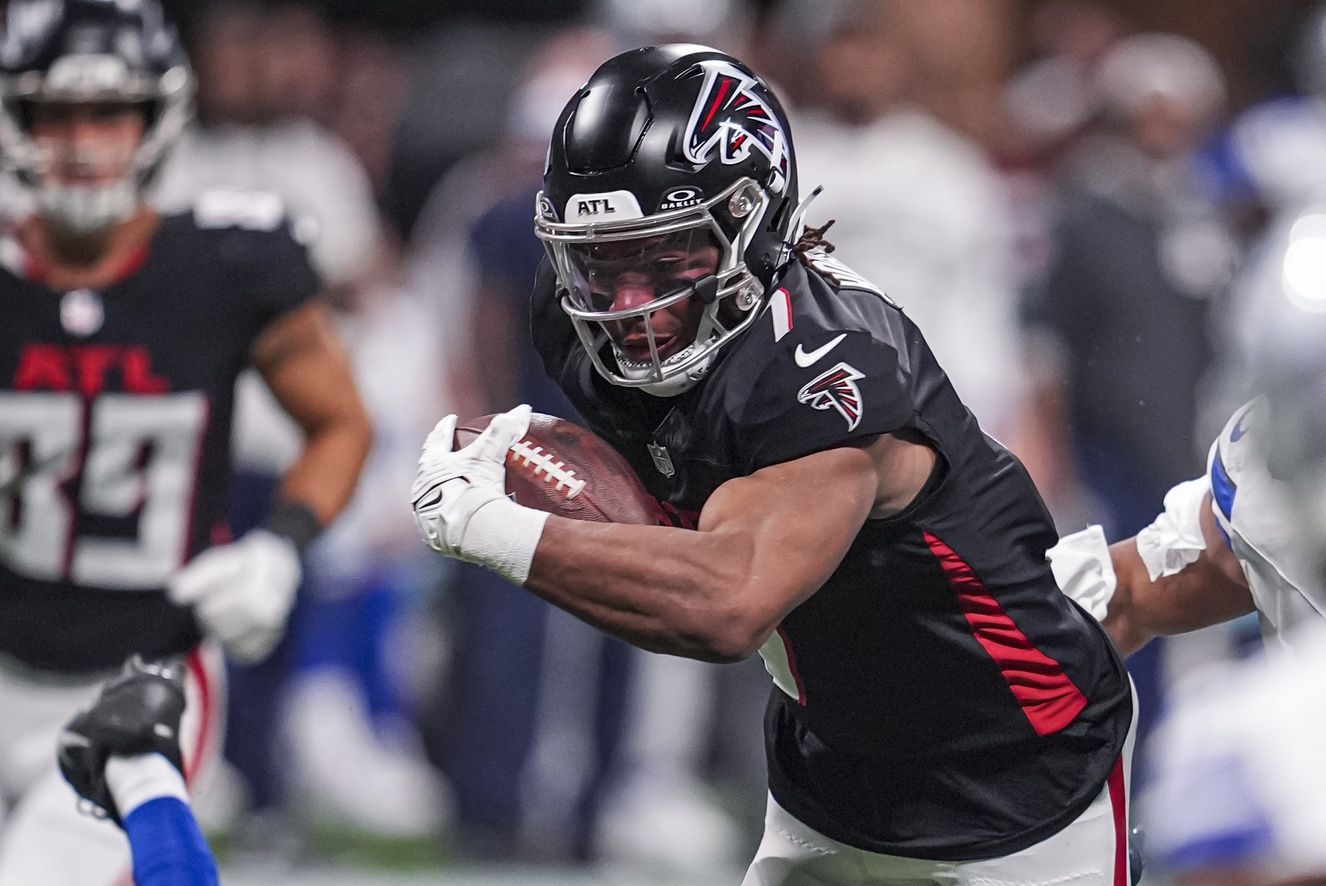 Atlanta Falcons running back Bijan Robinson (7) runs after catching a pass against the Dallas Cowboys during the second half at Mercedes-Benz Stadium.