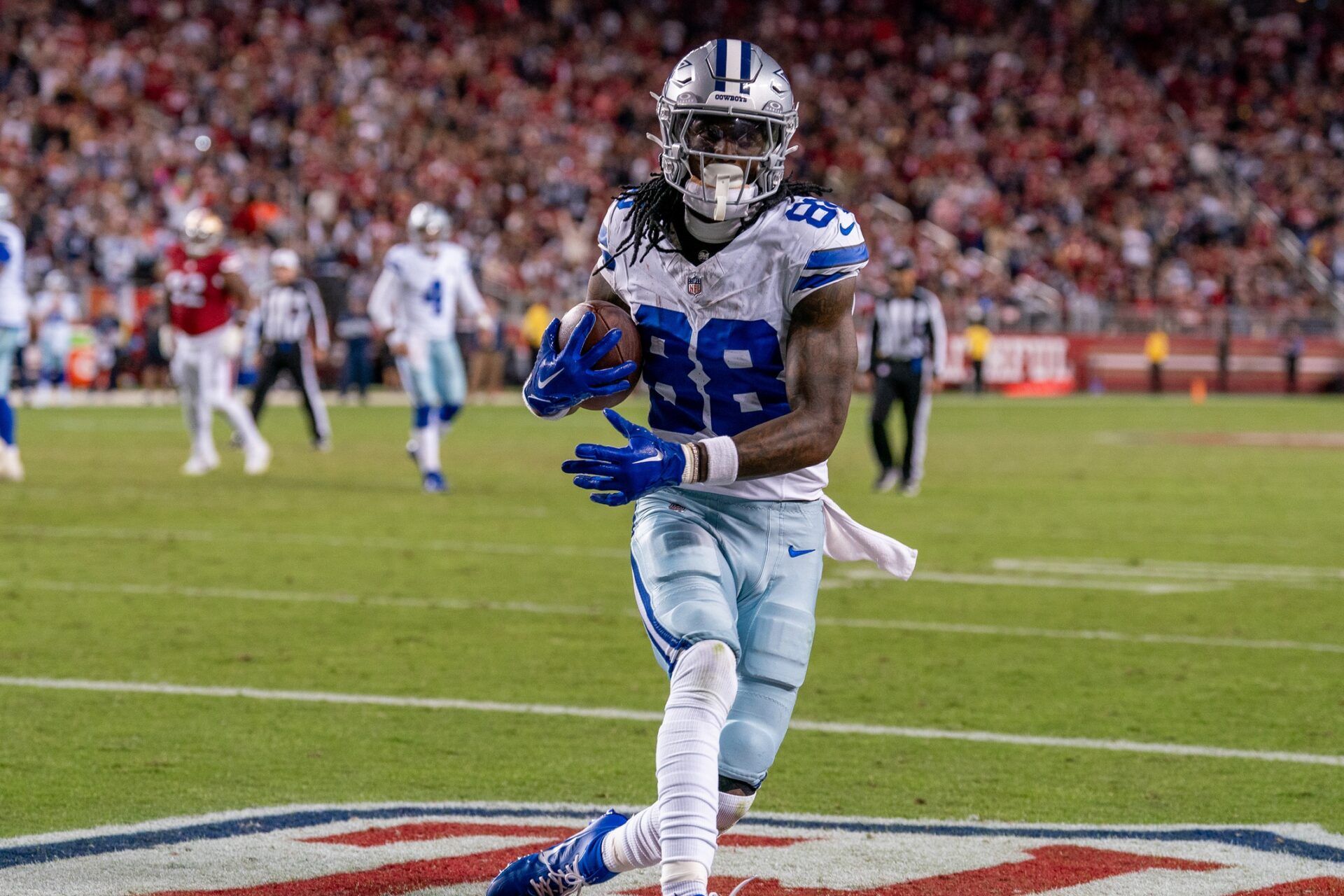 Dallas Cowboys wide receiver CeeDee Lamb (88) catches the football for a touchdown against the San Francisco 49ers during the fourth quarter at Levi's Stadium.