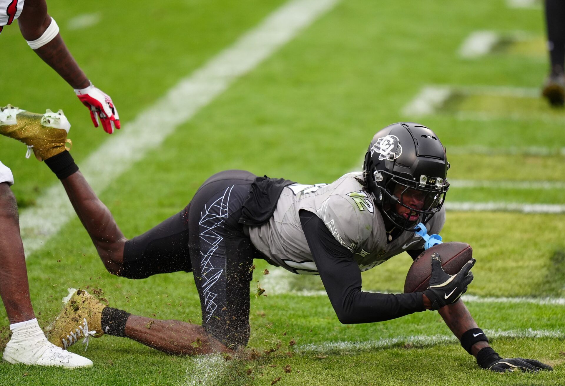 Colorado Buffaloes wide receiver Travis Hunter (12) scores a touchdown in the fourth quarter against the Utah Utes at Folsom Field.