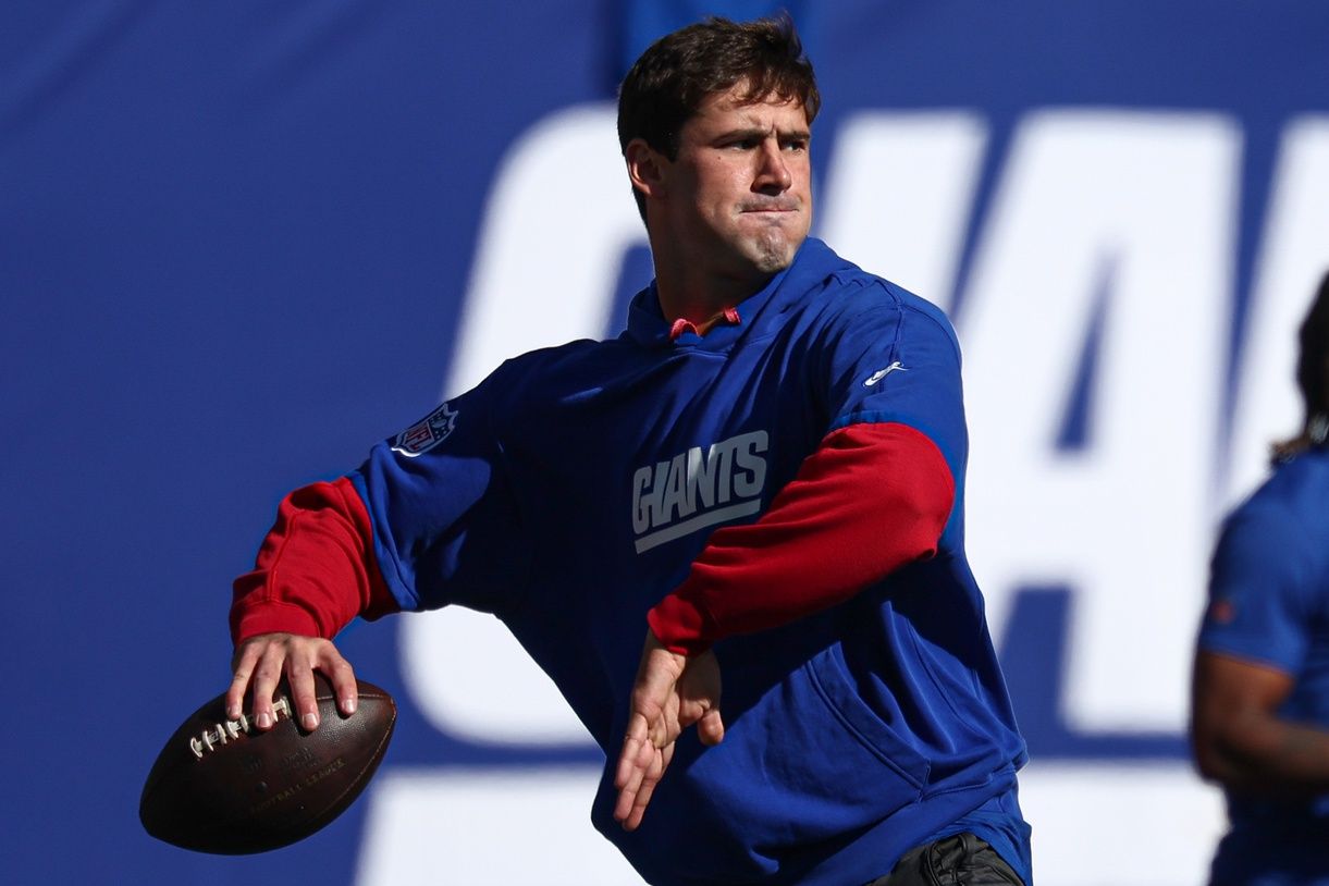 New York Giants quarterback Daniel Jones (8) warms up before the game against the Washington Commanders at MetLife Stadium.