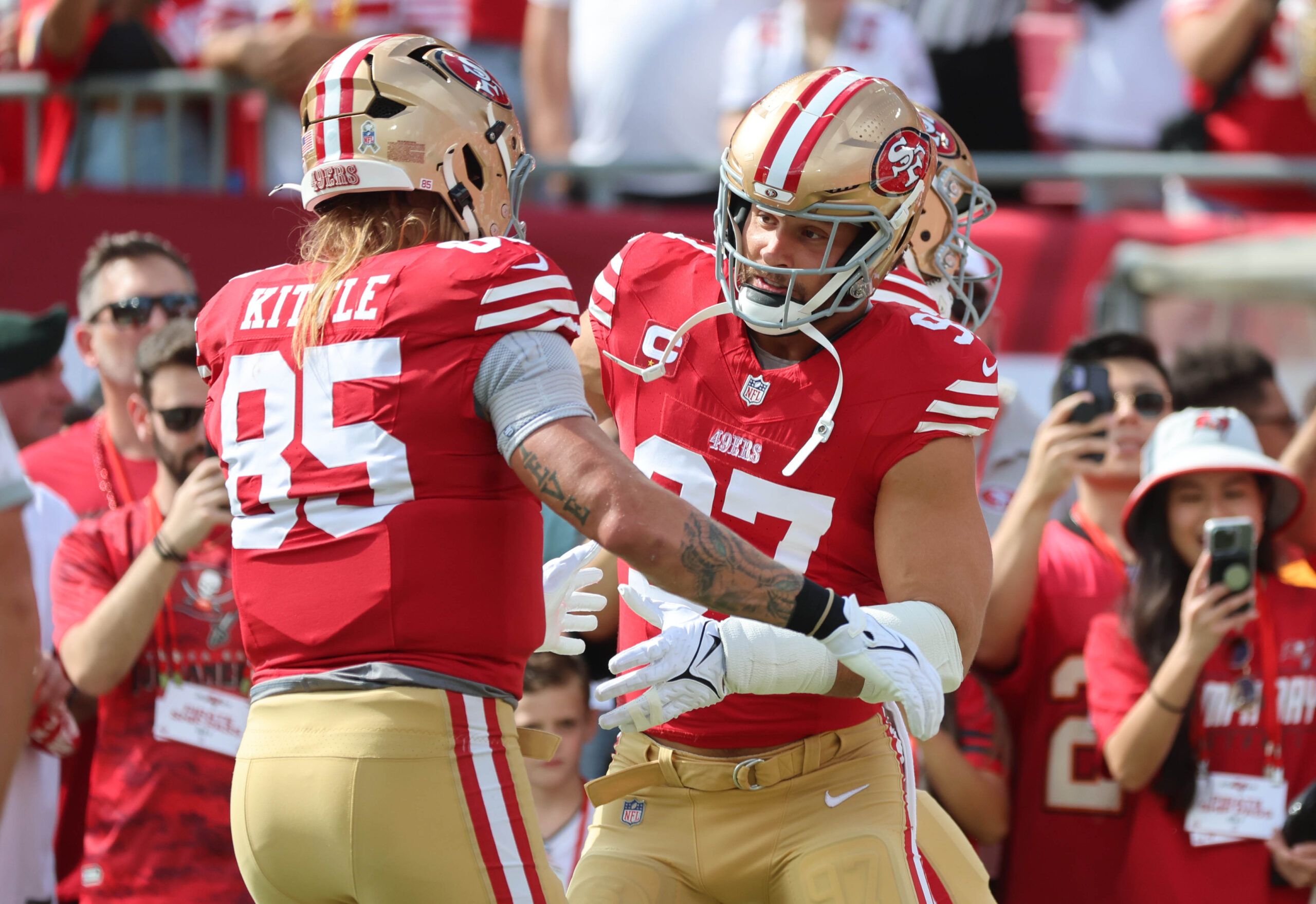 10 de noviembre de 2024; Tampa, Florida, Estados Unidos; El ala cerrada de los 49ers de San Francisco, George Kittle (85) y el ala defensiva Nick Bosa (97) antes del partido contra los Buccaneers de Tampa Bay en el estadio Raymond James. Crédito obligatorio: Kim Klement Neitzel-Imagn Images