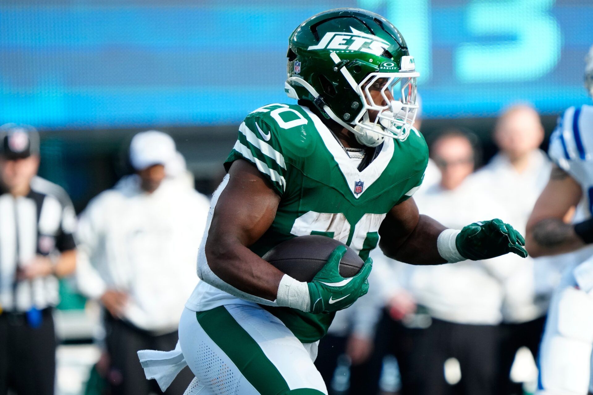 New York Jets running back Breece Hall (20) runs for a first down in the second quarter, Sunday, November 17, 2024, in East Rutherford.