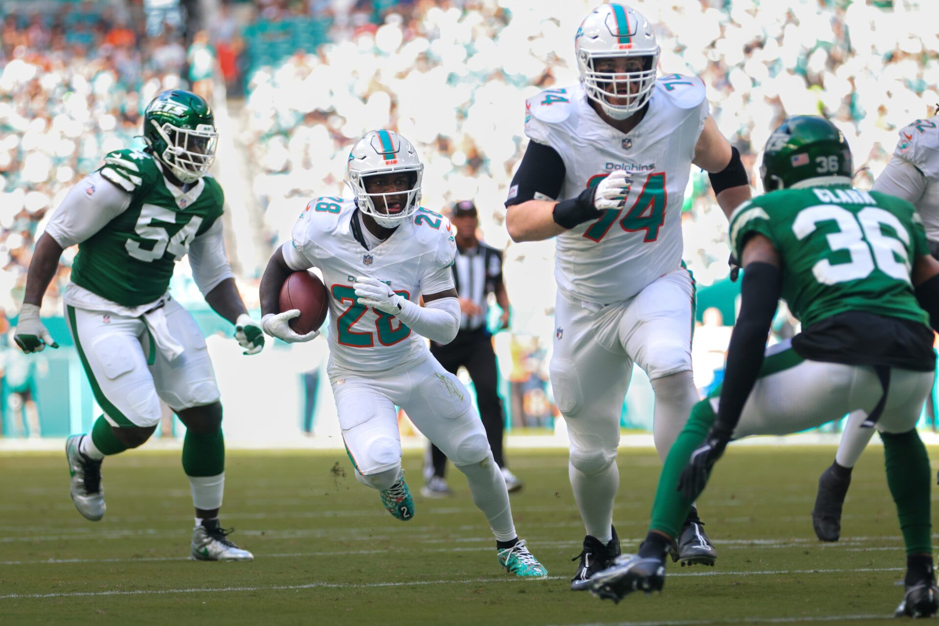 De'Von Achane Injury Update: Latest on Dolphins RB After Exiting Game vs. Jets in Week 14