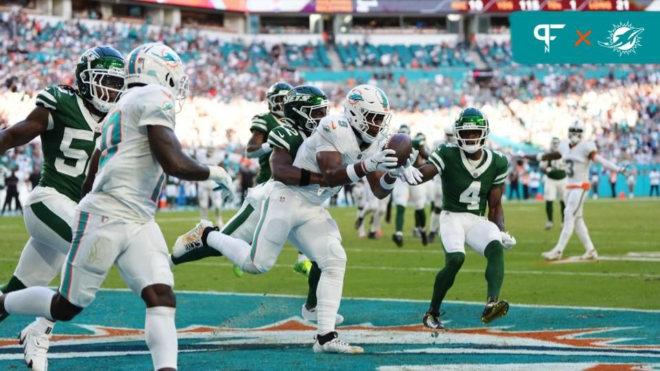 Miami Dolphins tight end Jonnu Smith (9) makes a catch for the game winning touchdown during overtime against the New York Jets at Hard Rock Stadium.