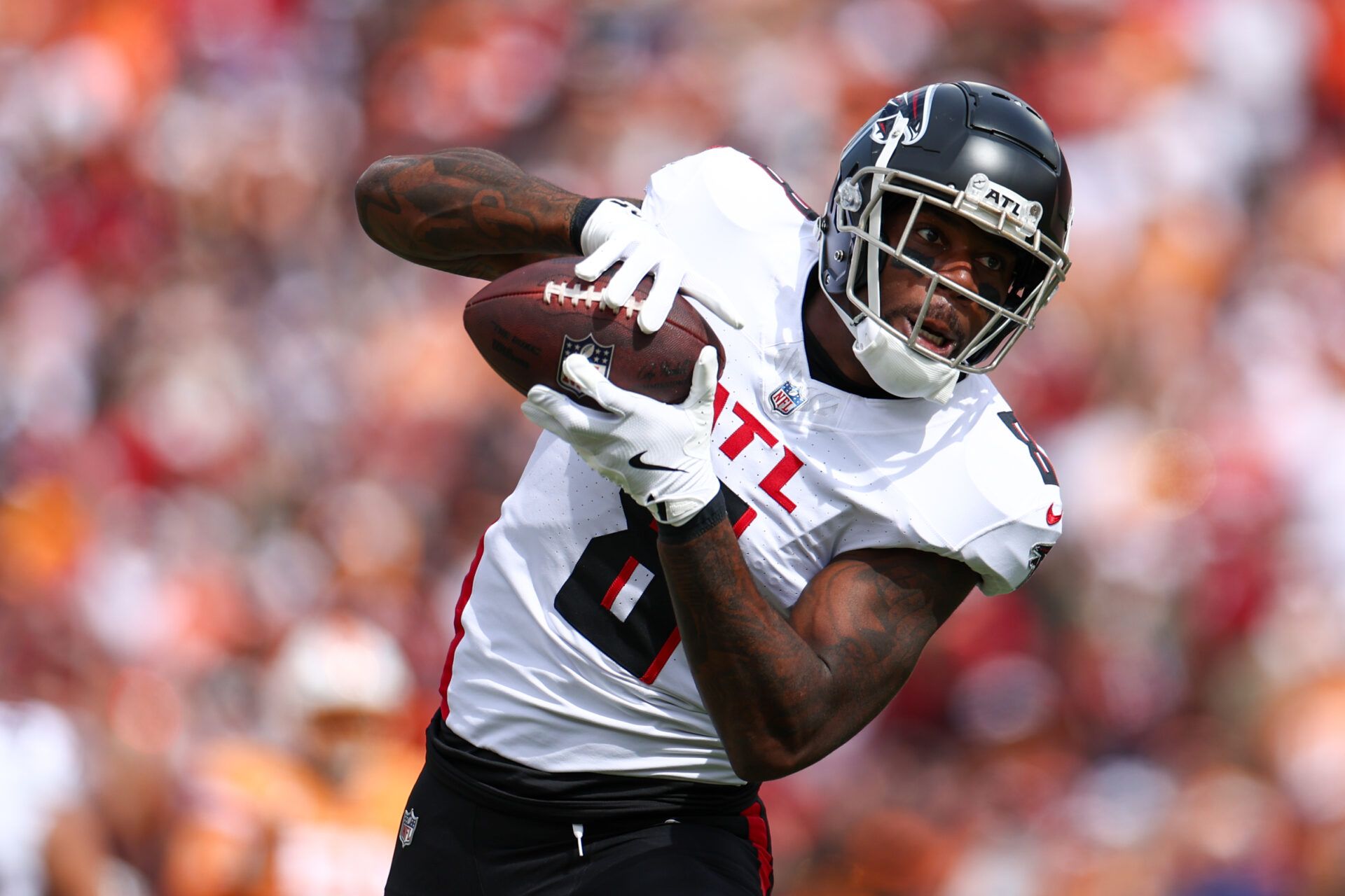 Oct 27, 2024; Tampa, Florida, USA; Atlanta Falcons tight end Kyle Pitts (8) catches a pass for a touchdown against the Tampa Bay Buccaneers in the first quarter at Raymond James Stadium. Mandatory Credit: Nathan Ray Seebeck-Imagn Images