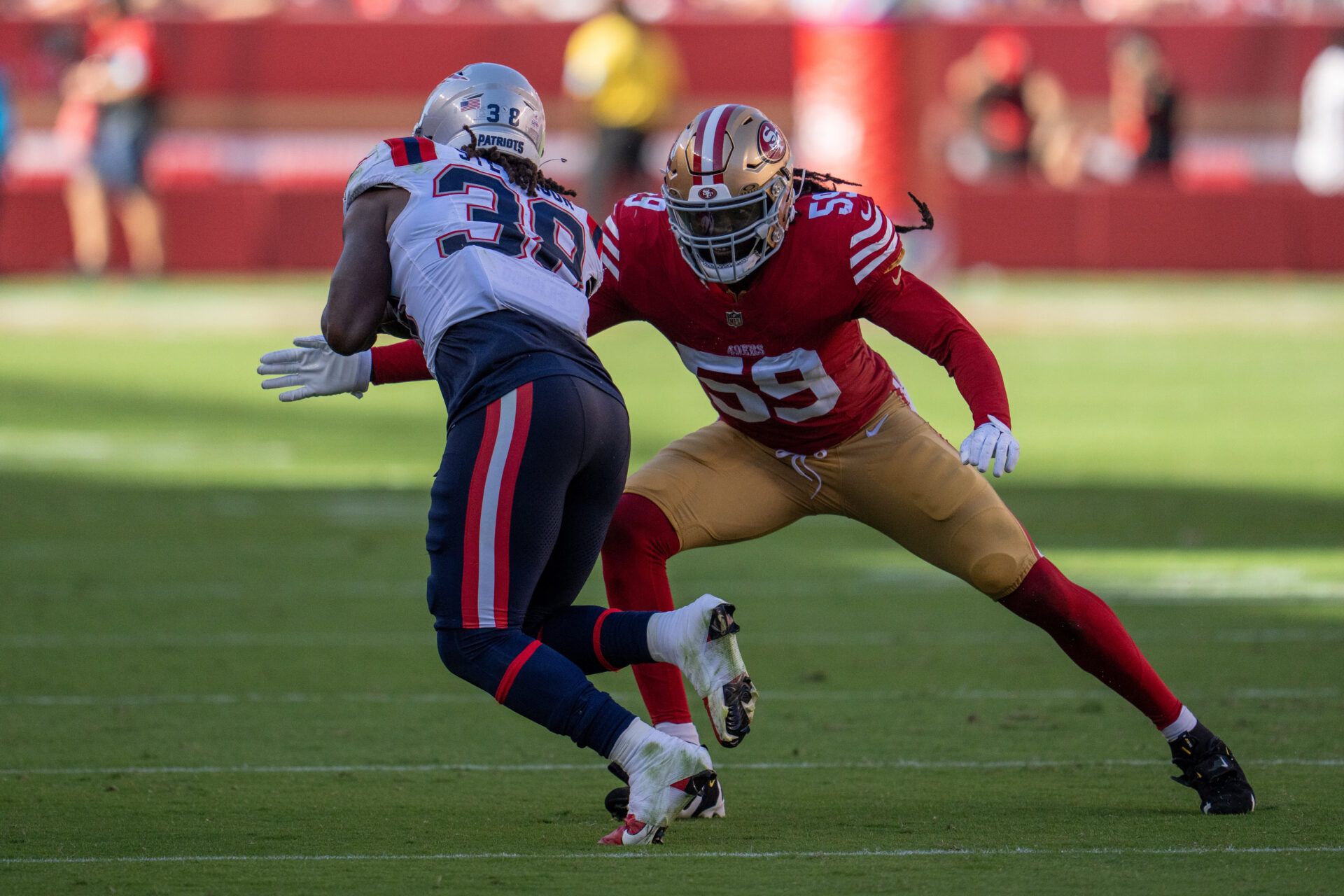 San Francisco 49ers linebacker De'Vondre Campbell did not take kindly to a reduced role on Thursday night. Predictably, his actions have received criticism.