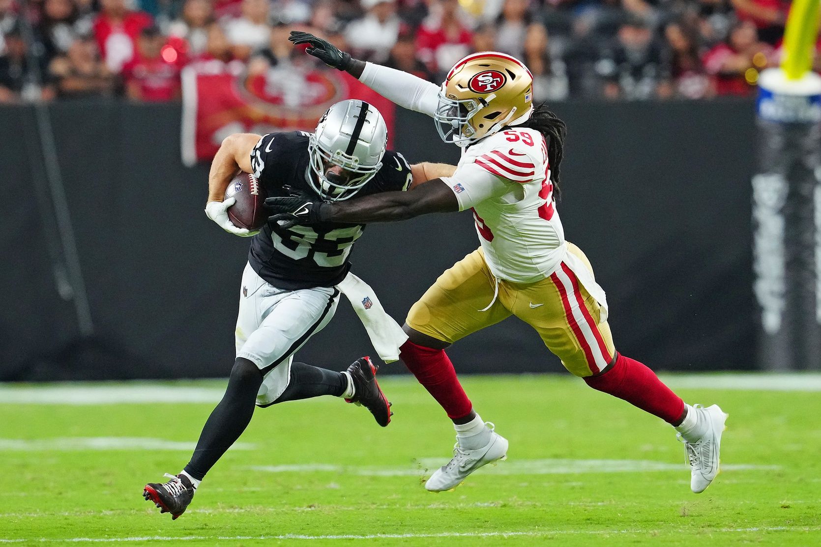 San Francisco 49ers linebacker De'Vondre Campbell (59) looks to tackle Las Vegas Raiders wide receiver Alex Bachman (33) during the second quarter at Allegiant Stadium.