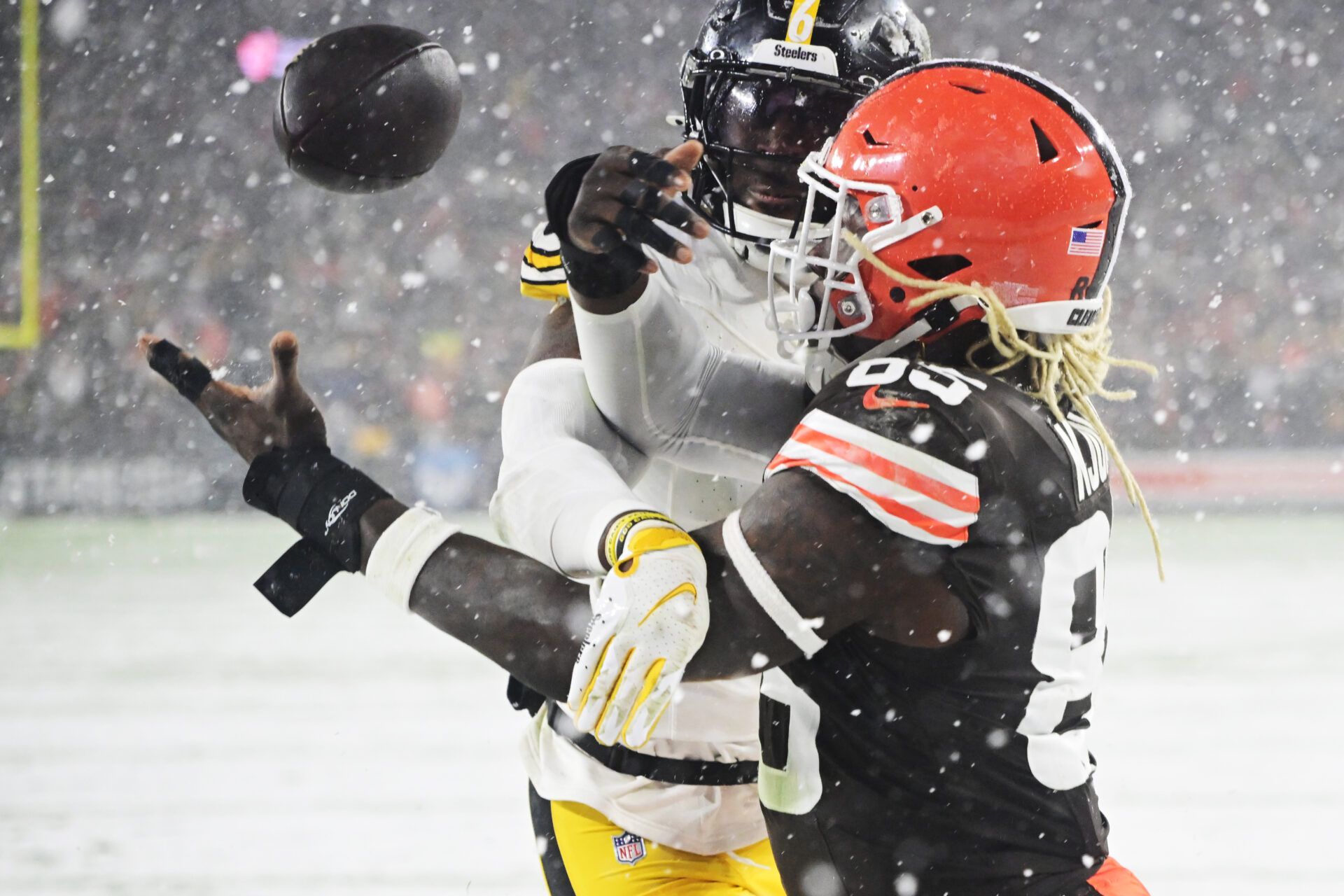 Nov 21, 2024; Cleveland, Ohio, USA; Pittsburgh Steelers linebacker Patrick Queen (6) breaks up a pass intended for Cleveland Browns tight end David Njoku (85) during the second half at Huntington Bank Field. Mandatory Credit: Ken Blaze-Imagn Images