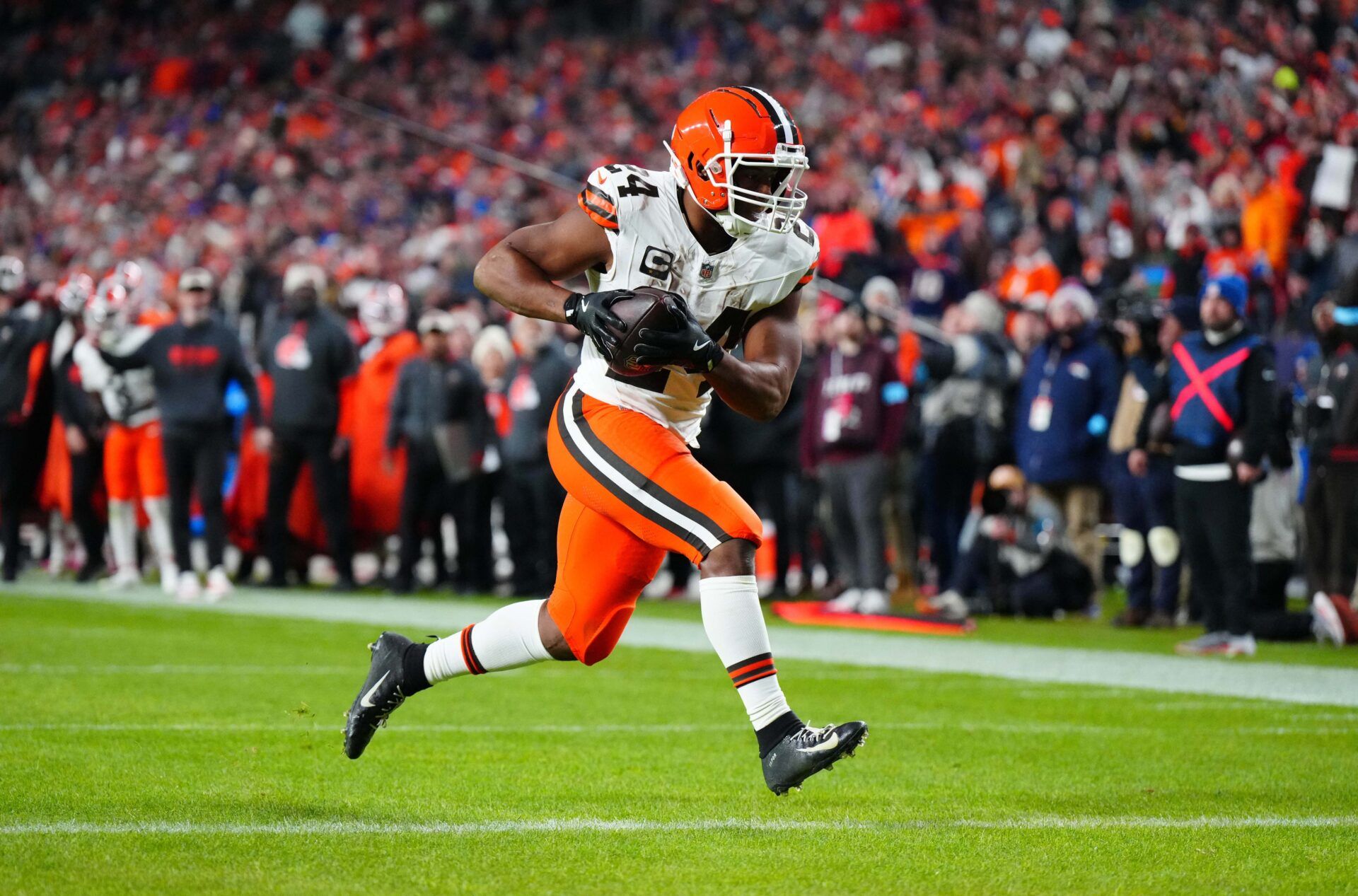 Cleveland Browns RB Nick Chubb exited Sunday's game against the Chiefs with an apparent injury. Here is the latest information.