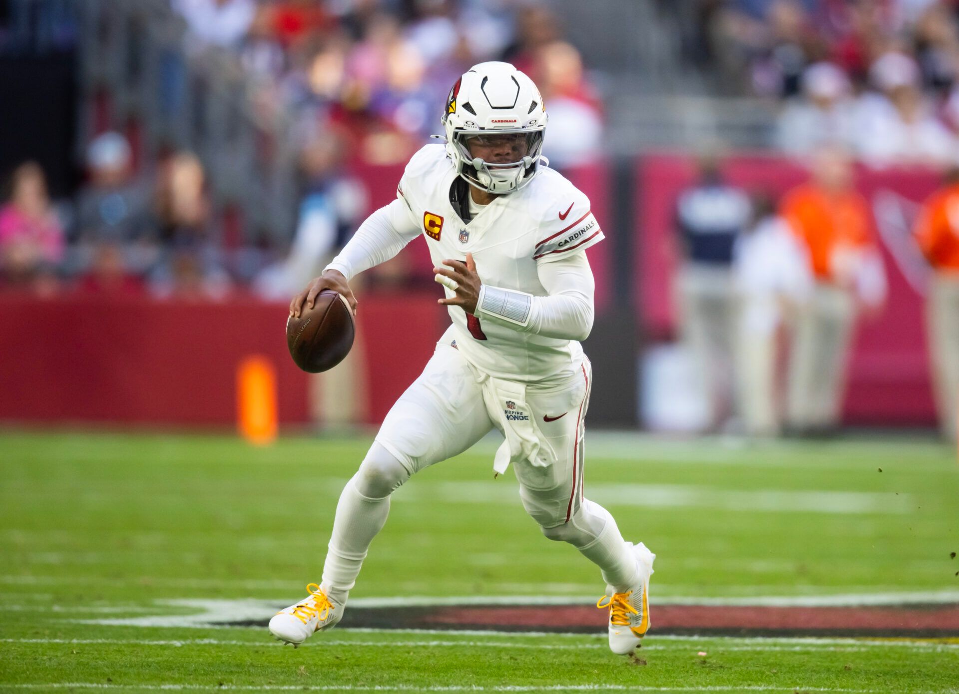 Arizona Cardinals quarterback Kyler Murray (1) runs the ball against the New England Patriots in the first half at State Farm Stadium.