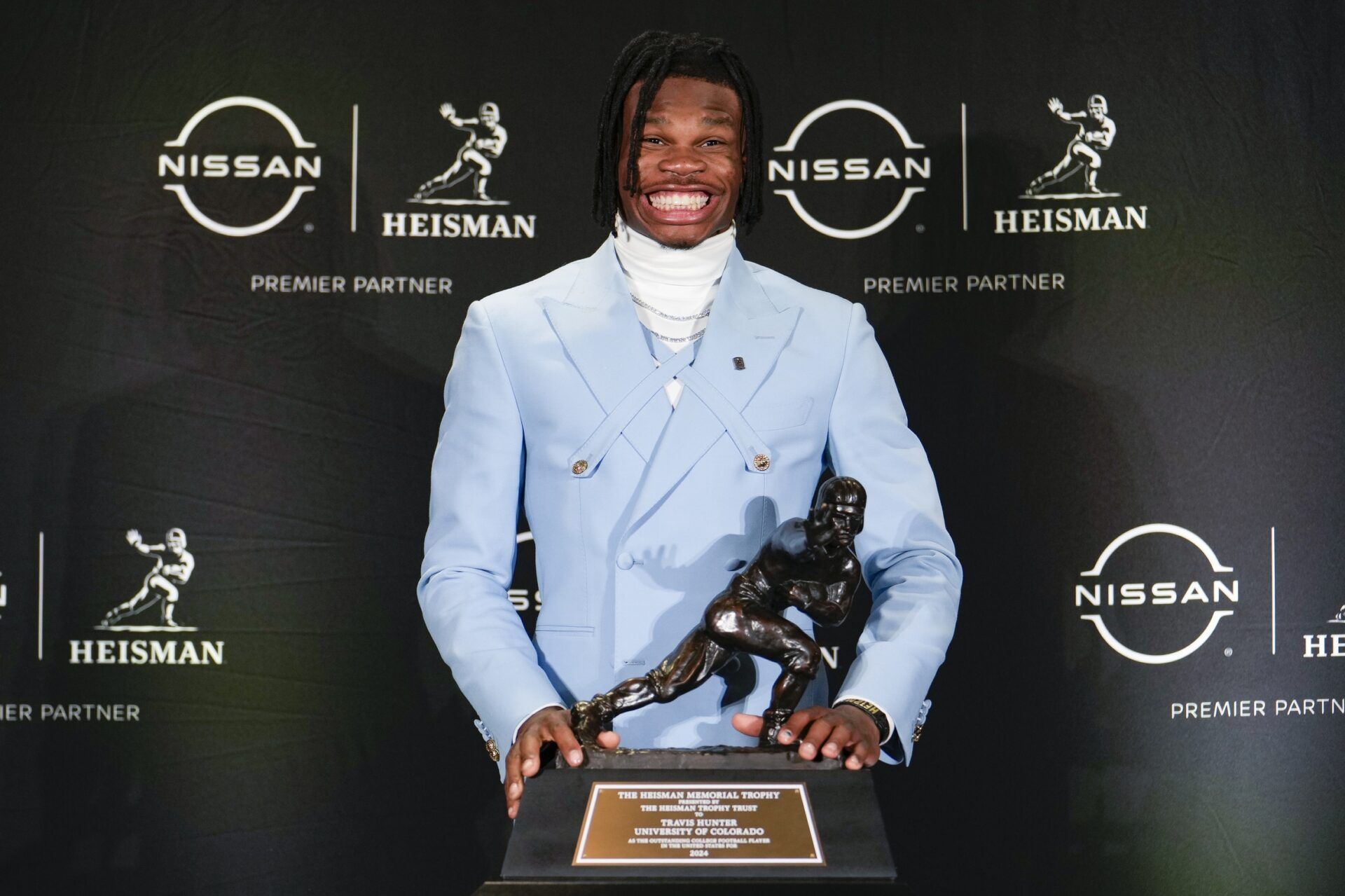 2025 NFL Draft Prospect Travis Hunter Receives Official Heisman Coat After Joining Elite Club on Saturday