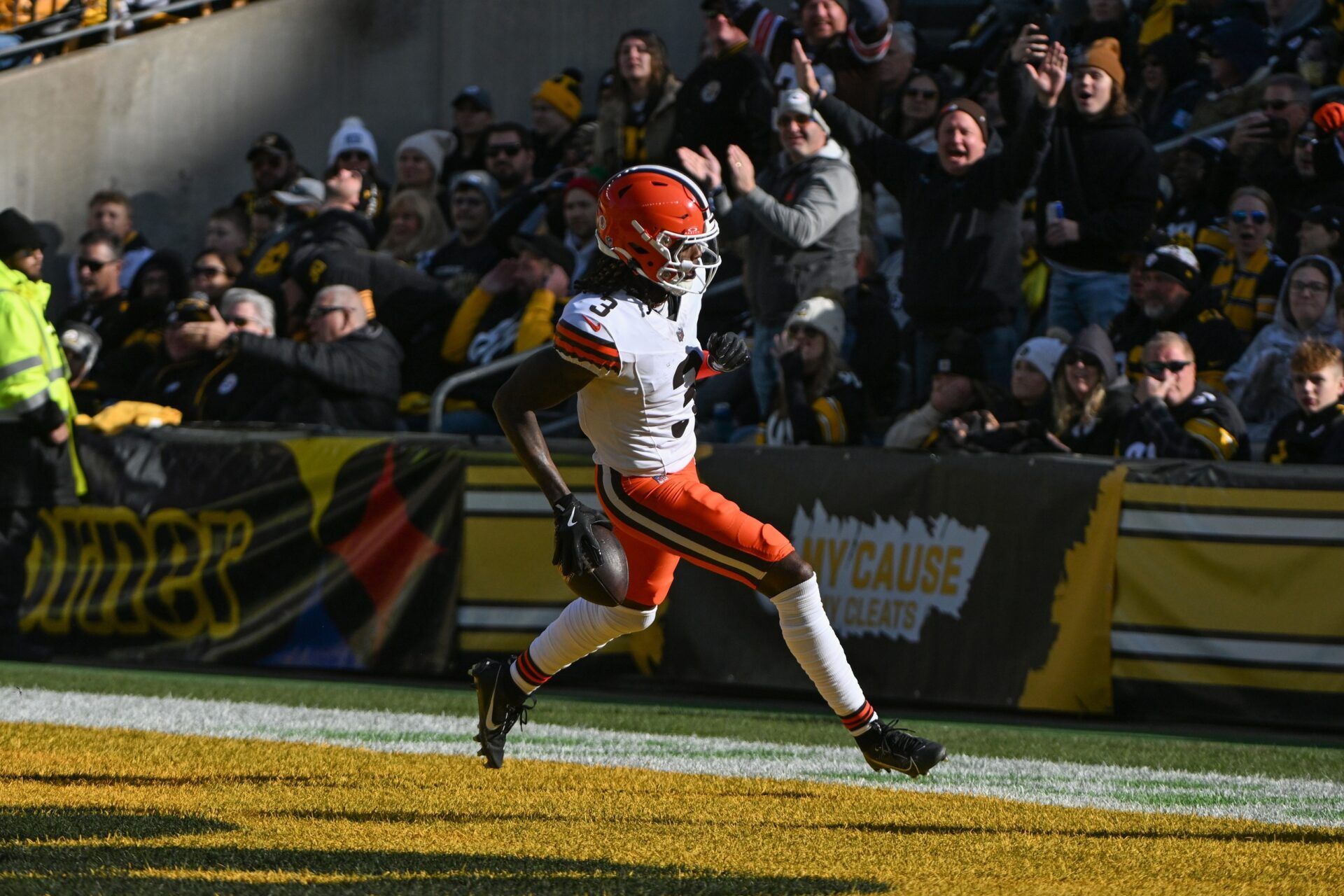 Cleveland Browns wide receiver Jerry Jeudy (3) scores on a 35-yard touchdown pass against the Pittsburgh Steelers during the first quarter at Acrisure Stadium.