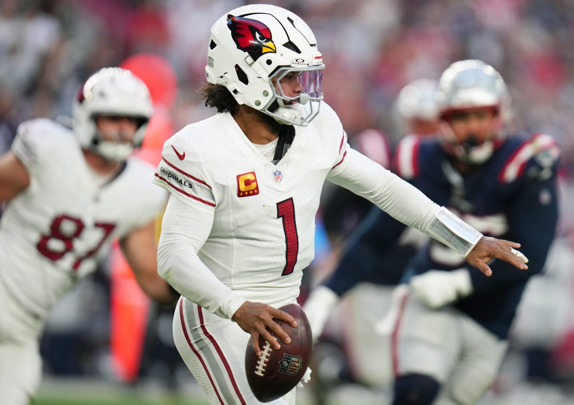 Arizona Cardinals quarterback Kyler Murray (1) throws the ball against the New England Patriots at State Farm Stadium on Dec 15, 2024.