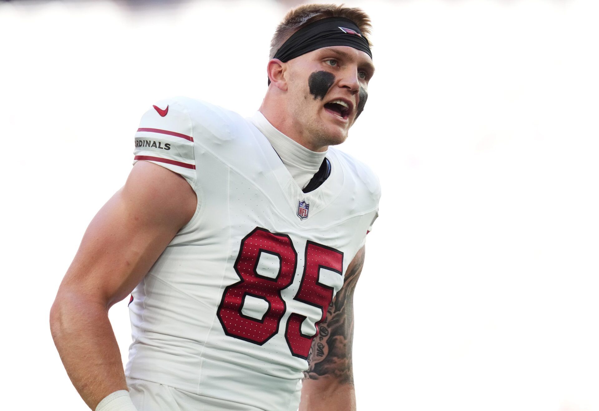 Arizona Cardinals tight end Trey McBride (85) calls out to his teammates as they take the field before playing the New England Patriots at State Farm Stadium on Dec. 15, 2024.