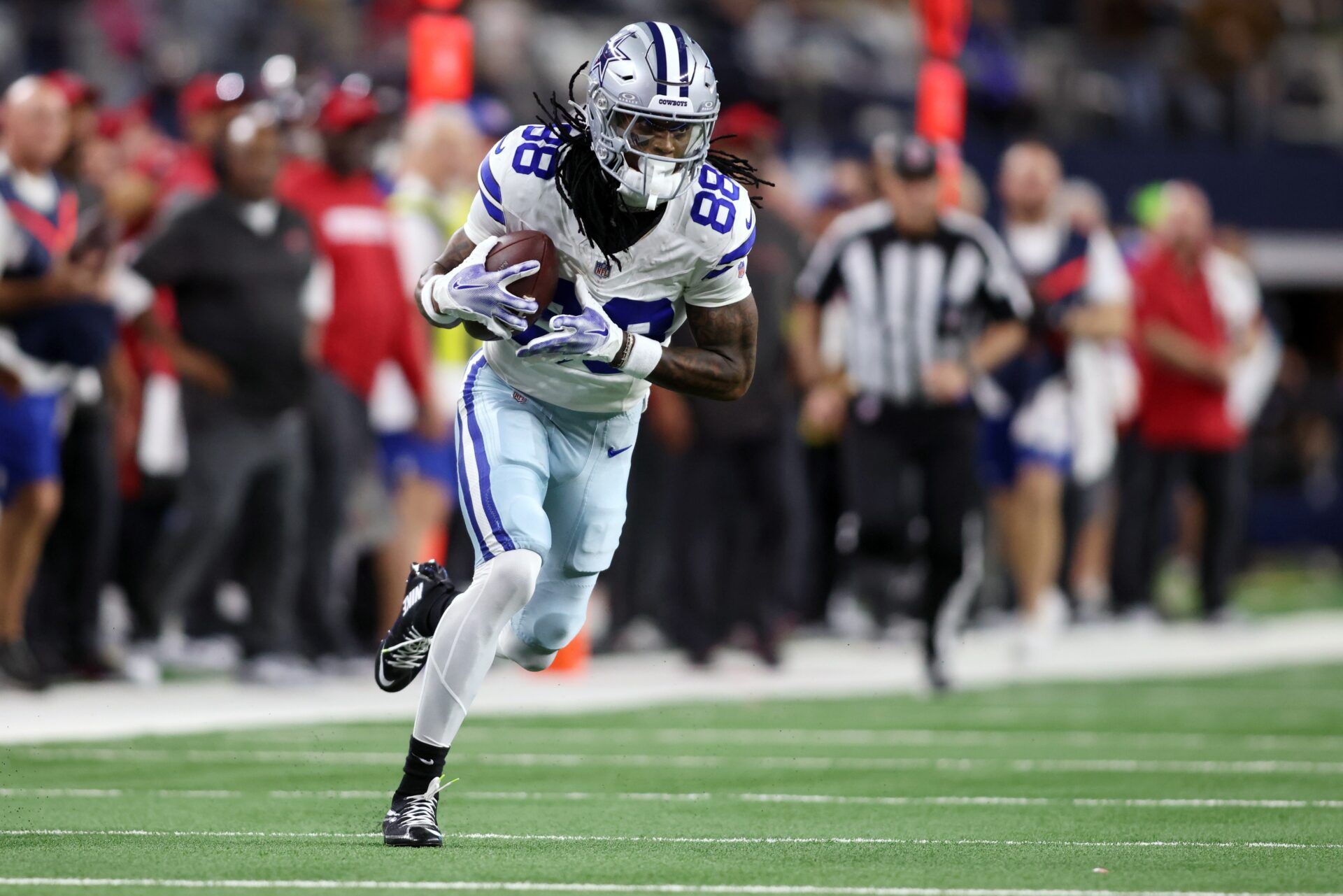 Dallas Cowboys wide receiver CeeDee Lamb (88) runs after catching a pass against the Tampa Bay Buccaneers in the second quarter at AT&T Stadium.