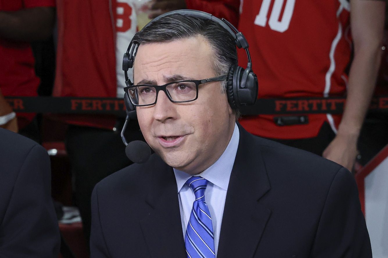 Broadcaster Ian Eagle before the game between the Houston Cougars and the Texas Longhorns at Fertitta Center.