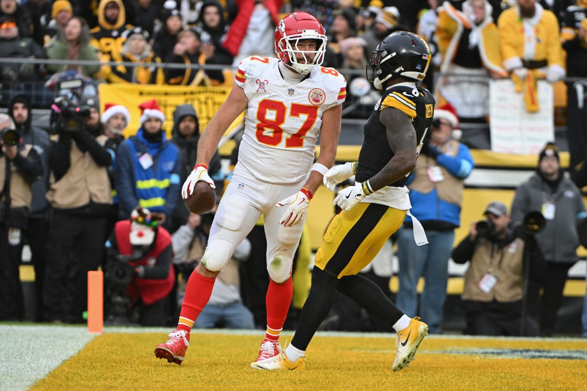 Kansas City Chiefs tight end Travis Kelce (87) celebrates a touchdown in front of Pittsburgh Steelers linebacker Patrick Queen (6) during the second half at Acrisure Stadium.