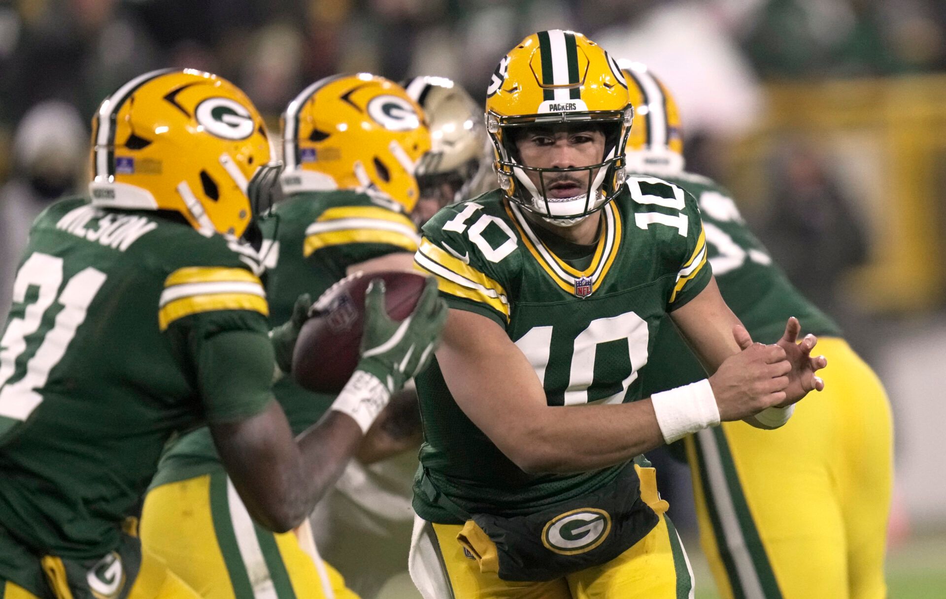 Packers vs. Vikings Start-Sit: Week 17 Fantasy Advice for Jordan Love, Sam Darnold, Aaron Jones, and Others