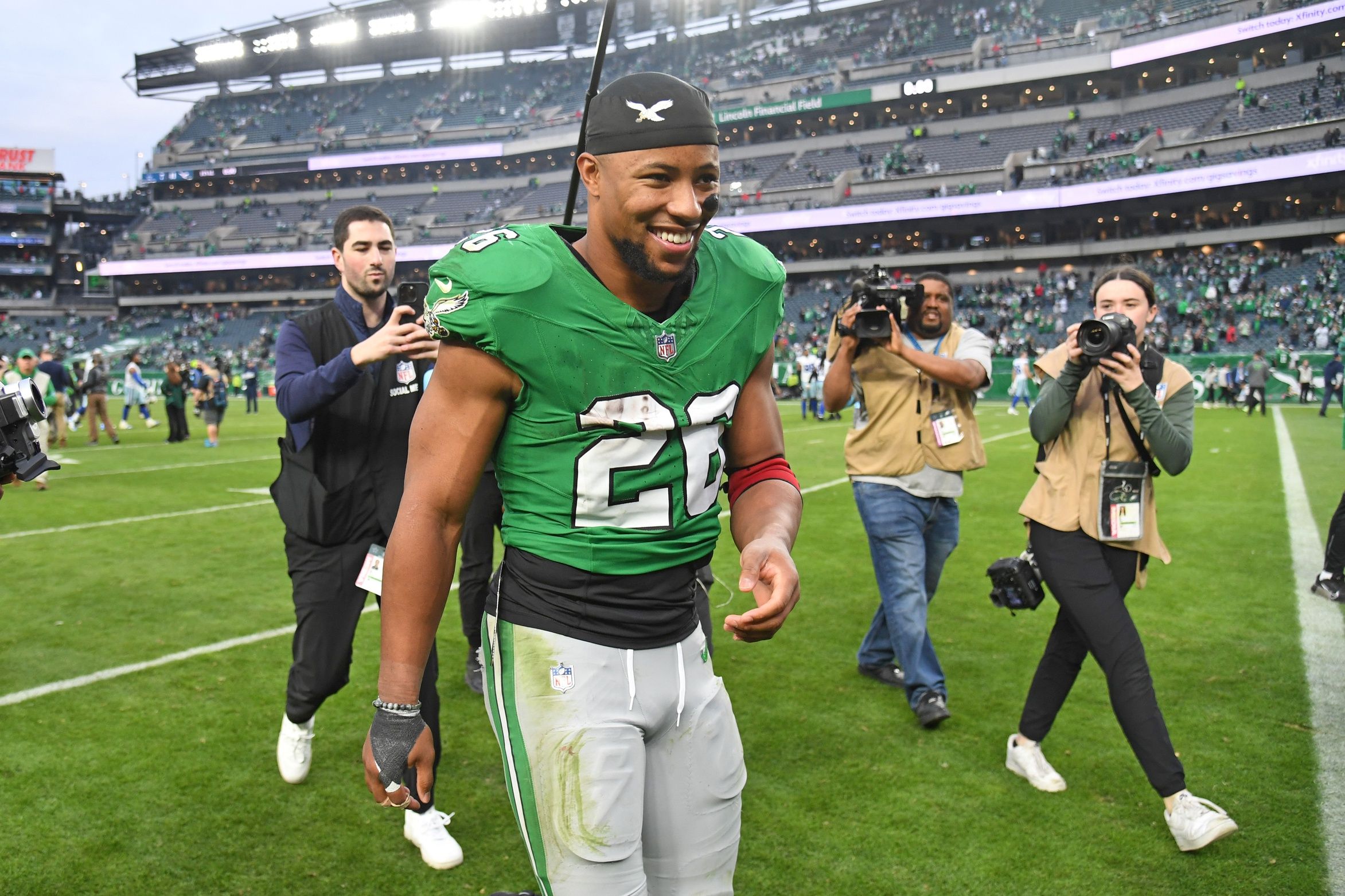 Philadelphia Eagles corriendo hacia atrás Saquon Barkley (26) sale del campo después de ganar contra los Dallas Cowboys en Lincoln Financial Field.